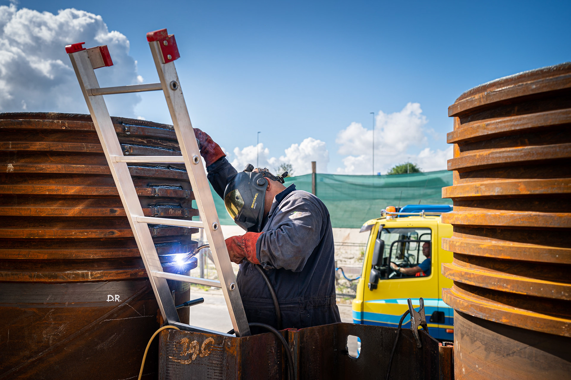 Groningen: Bouwers ringweg werken hard door afspraak met bouwvakker. Brailleweg. Lasser. JASPAR MOULIJN