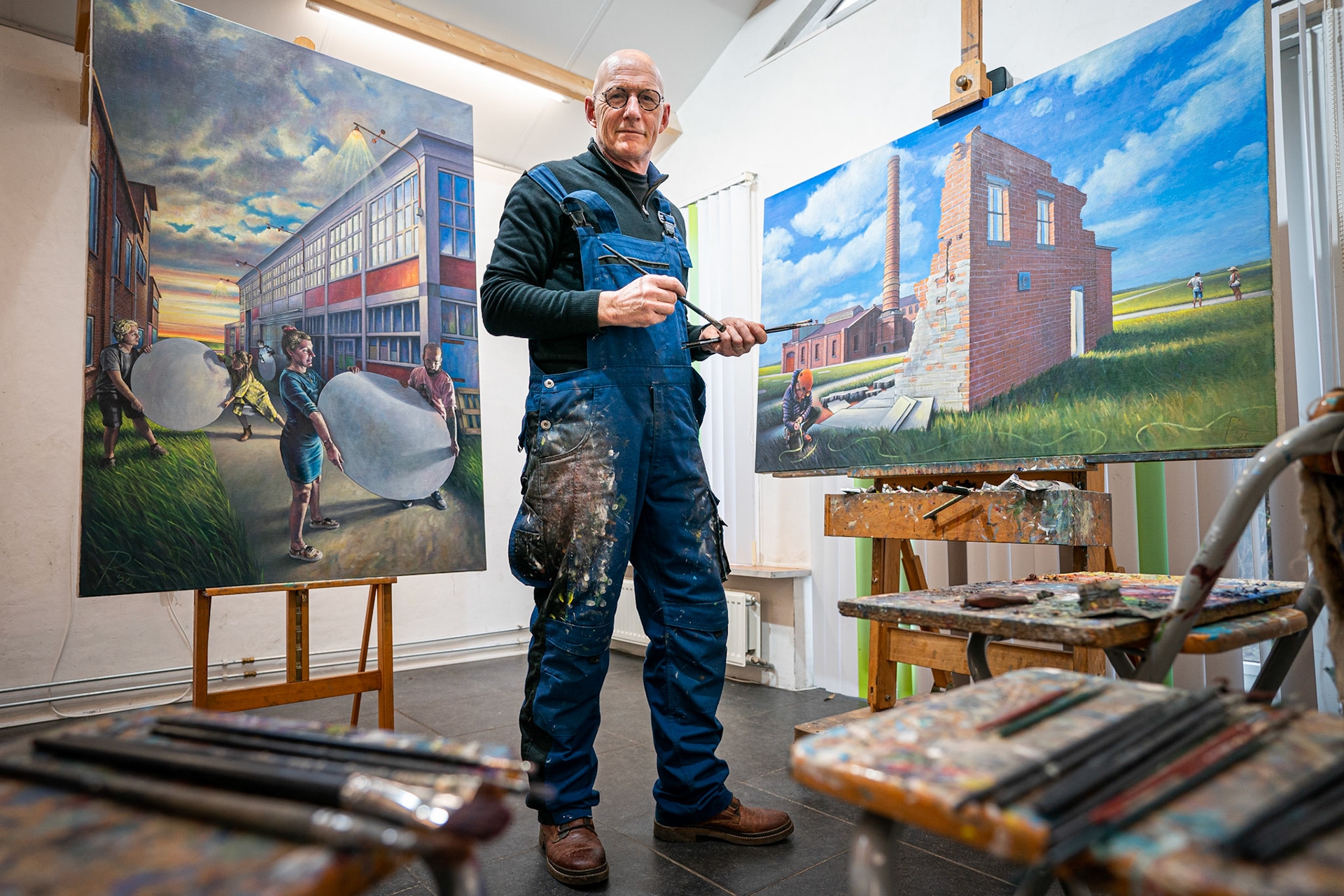 19-01-2021, Roderwolde: Kunstenaar Fokko Rijkens met zijn schilderijen van industriele gebouwen. Rijkens wil manifestatie organiseren waar Groningse industrie centraal staat met kunst. Foto: JASPAR MOULIJN