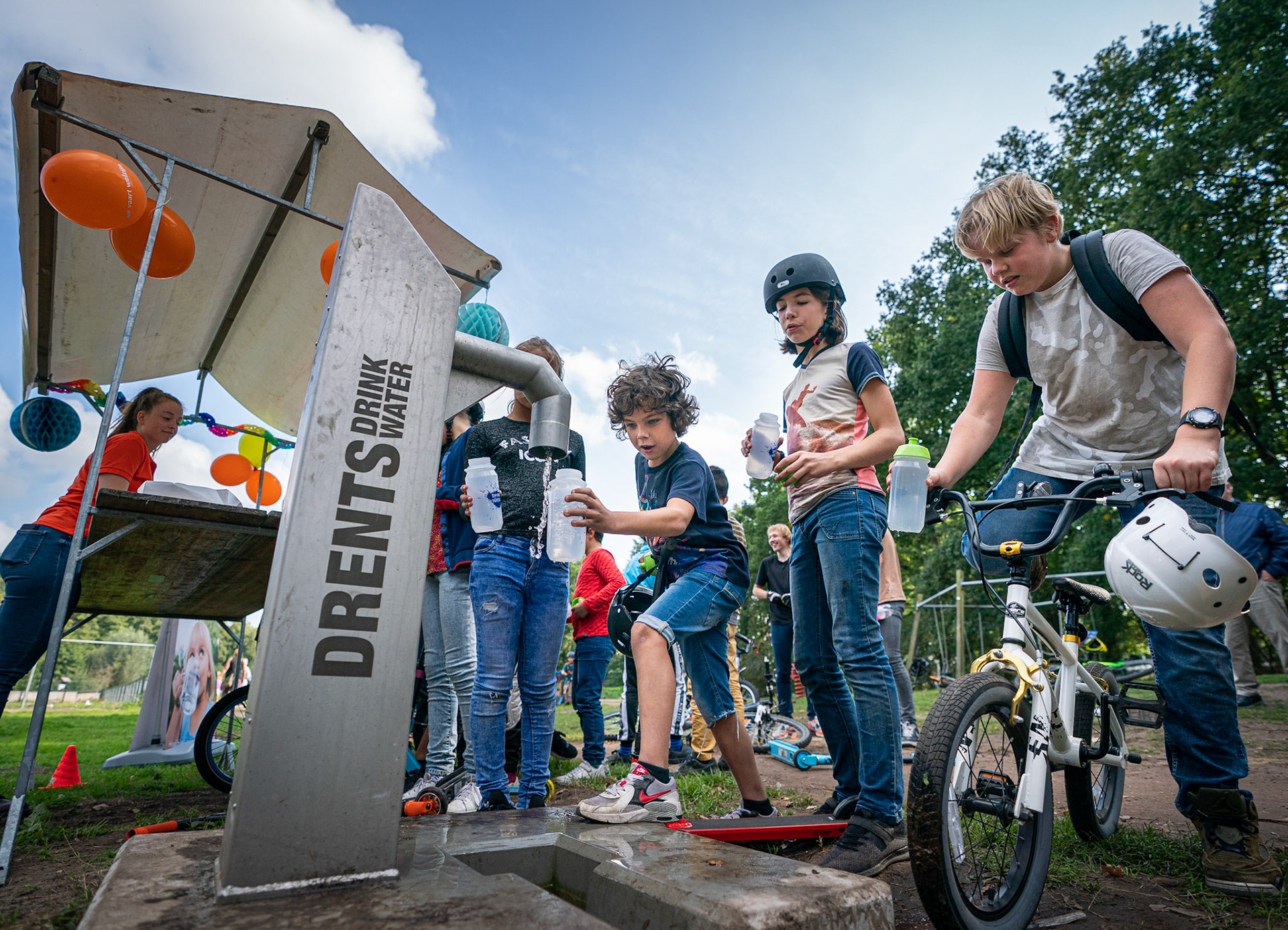 Assen: watertappunt op landgoed Valkesteijn geopend. Drents drinkwater. JASPAR MOULIJN