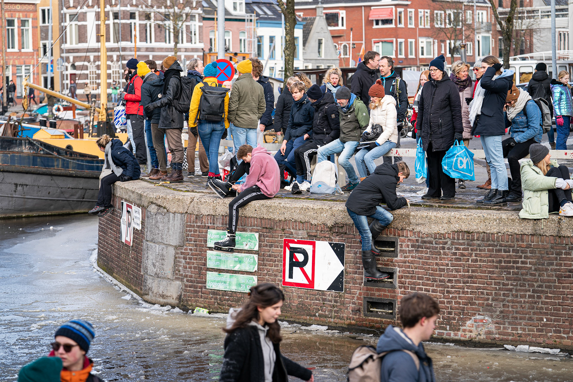 14-02-2021, Groningen: Vrije foto: Schaatsen op de diepenring in Groningen. Veel schaatsers gingen er vandaag op uit om te schaatsen in de binnenstad. Foto: JASPAR MOULIJN