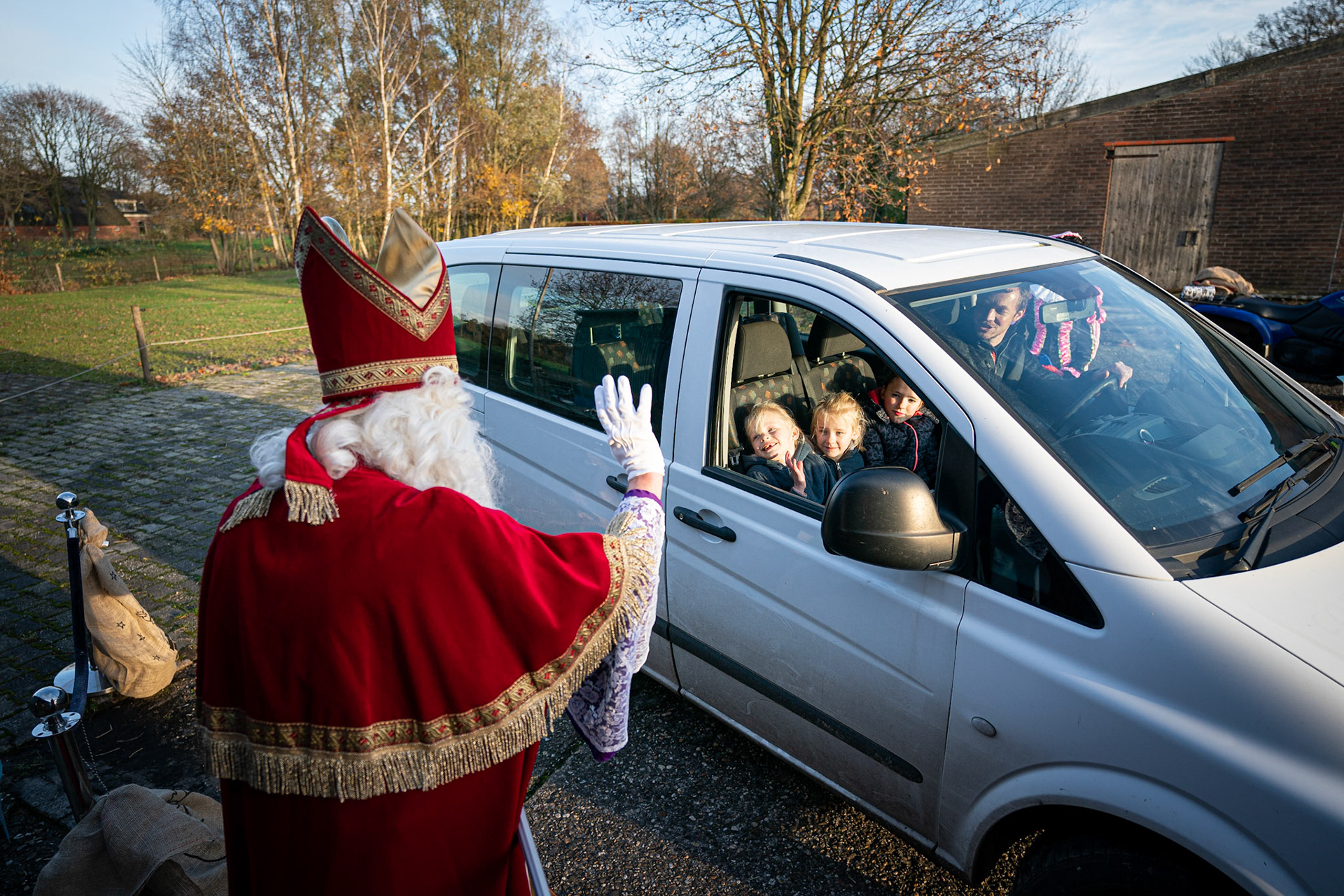 Zeijen: Drive thru Sinterklaas bij familie Pathuis. Familie’s konden sinterklaas toch coronaproof bezoeken in de Drive Thru in Zeijen. JASPAR MOULIJN