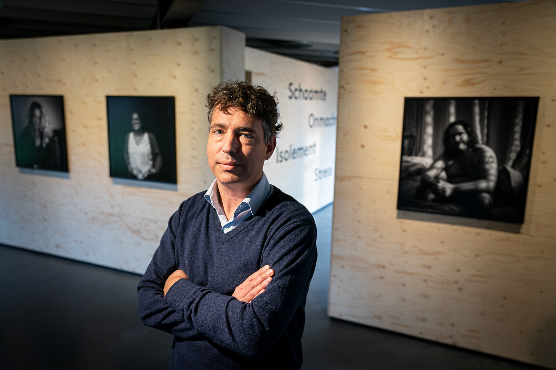 Veenhuizen: Fotograaf Dirk-Jan Visser bij zijn tentoonstelling 'Tegenspoed, verhalen over armoede' in Gevangenismuseum. JASPAR MOULIJN