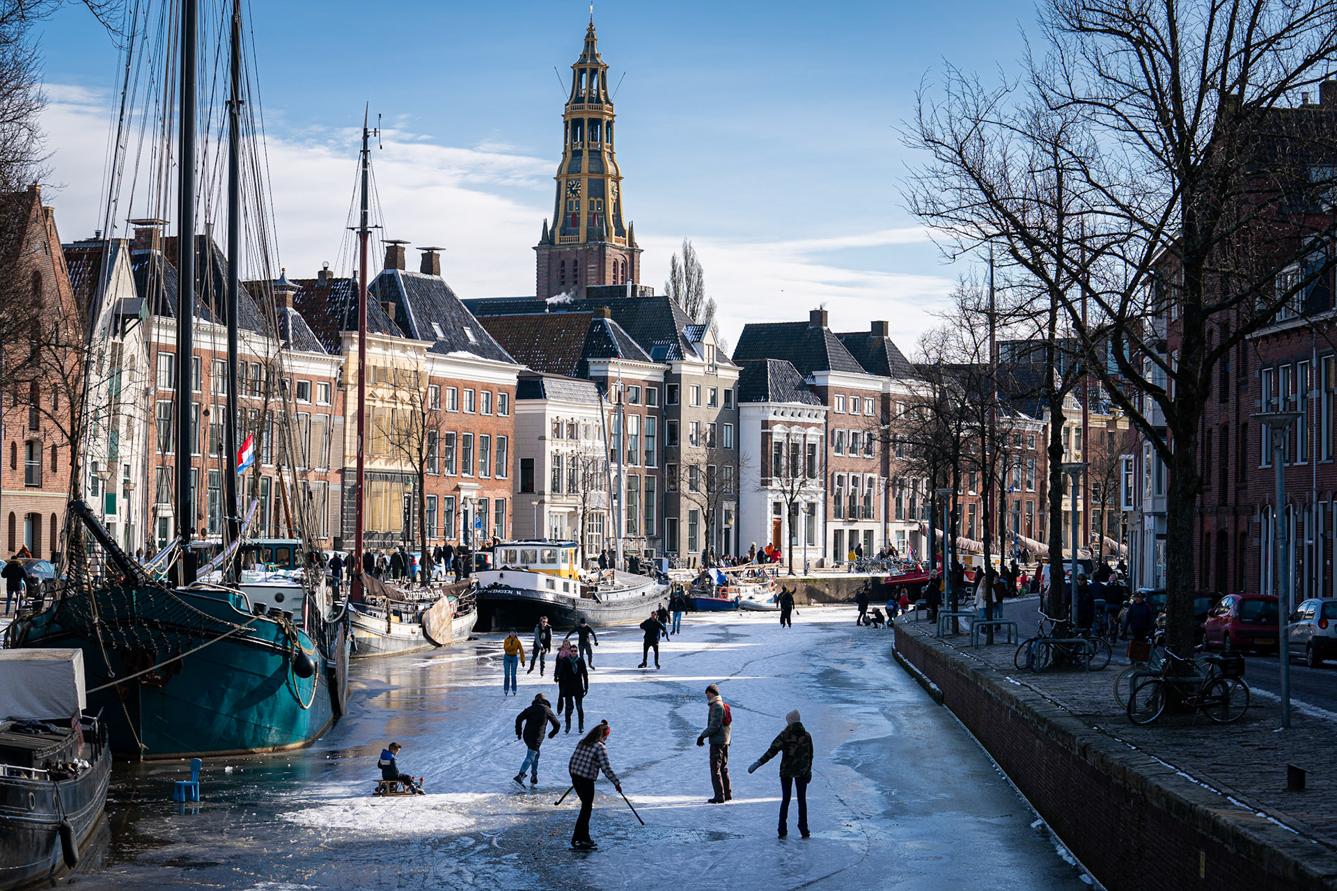 14-02-2021, Groningen: Vrije foto: Schaatsen op de diepenring in Groningen. Veel schaatsers gingen er vandaag op uit om te schaatsen in de binnenstad. Foto: JASPAR MOULIJN