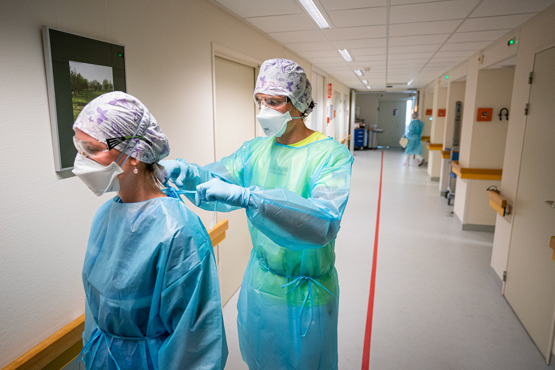 Groningen: Infectiepreventie controleert het aan- en uittrekken van beschermende kleding van verpleegkundigen op de covid-afdeling E3 in het UMCG. Sander en Ivonne. JASPAR MOULIJN