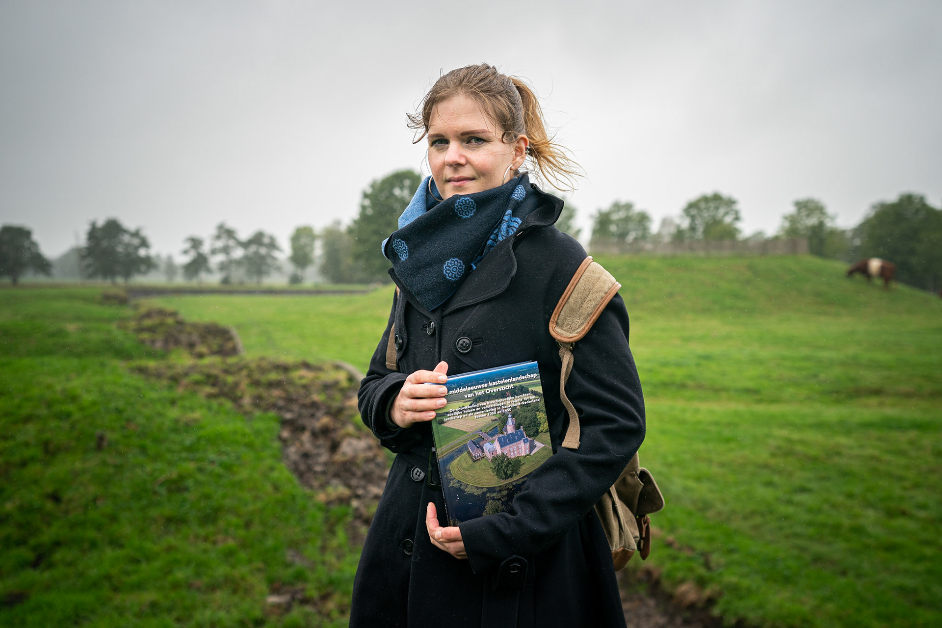 Eelde: Diana Spiekhout heeft een dik boek geschreven over restanten burchten in Drenthe en Groningen. Bij de waterburcht in Eelde. JASPAR MOULIJN