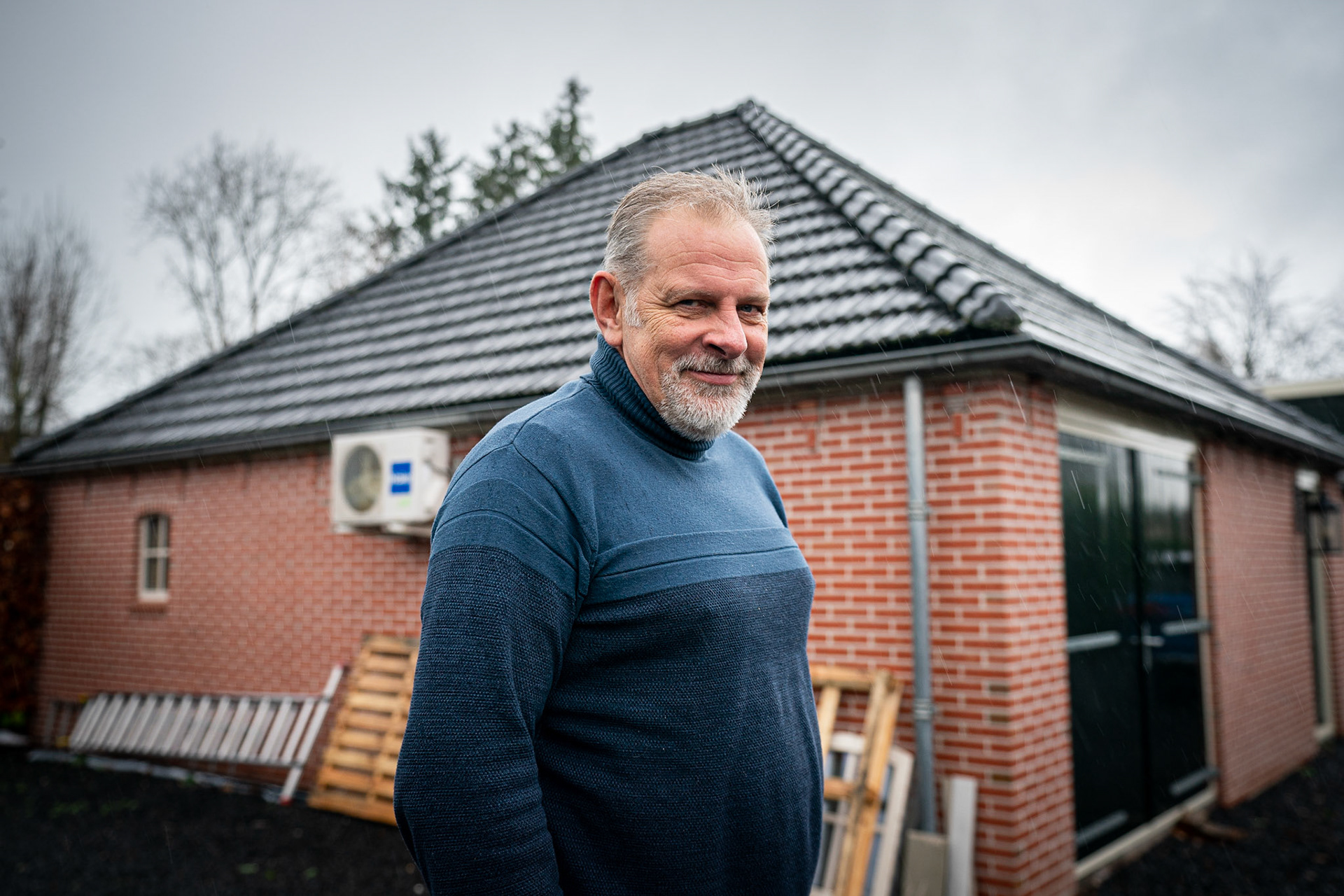 Bewoner Wim Buss in Tolbert die geen vergunning krijgt voor plaatsing 40 zonnepanelen bij zijn huis. JASPAR MOULIJN