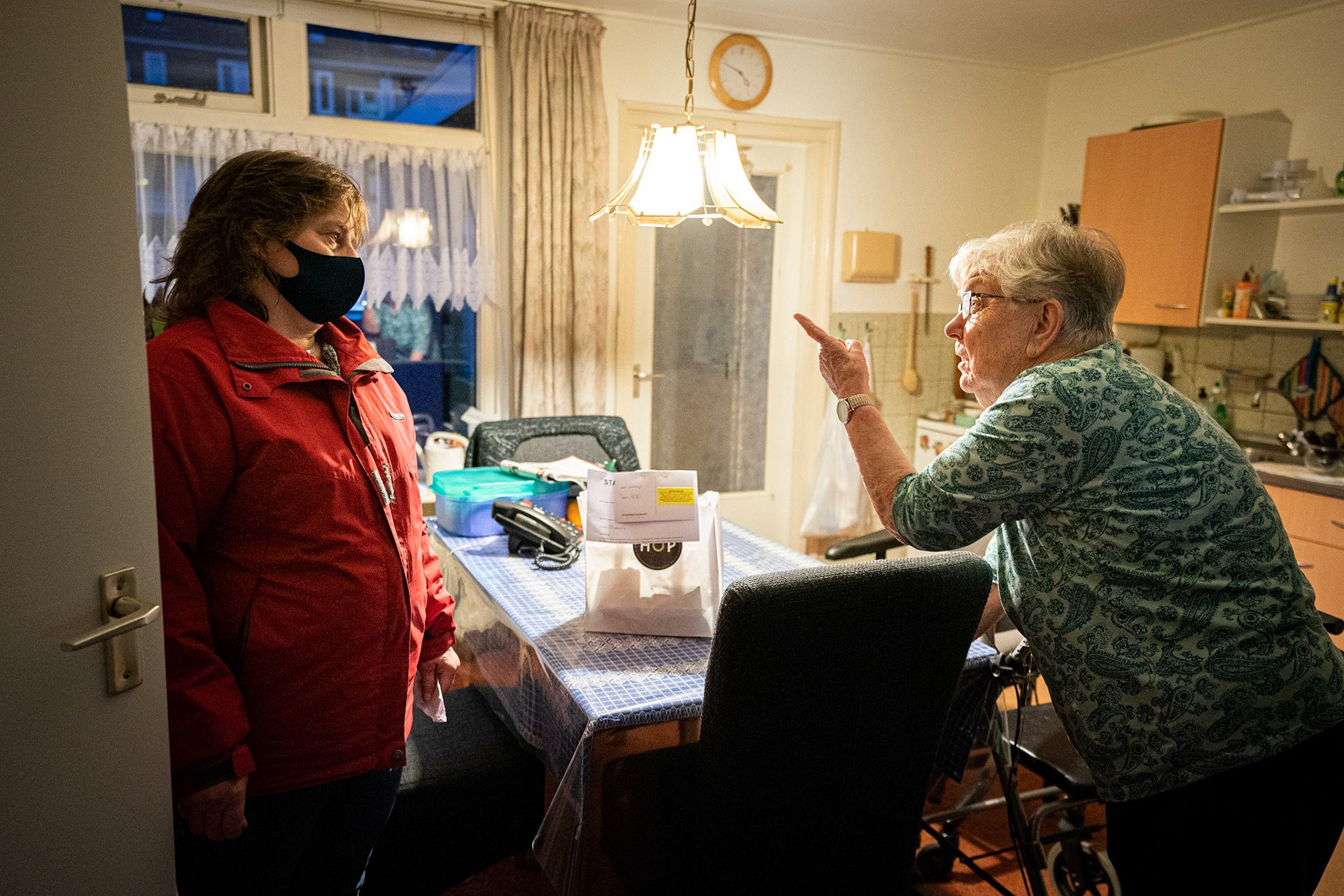Groningen: De acties Soep op de stoep en Doneer een dineer zorgt voor een soort kerstgevoel en saamhorigheid in de Oosterparkwijk. JASPAR MOULIJN