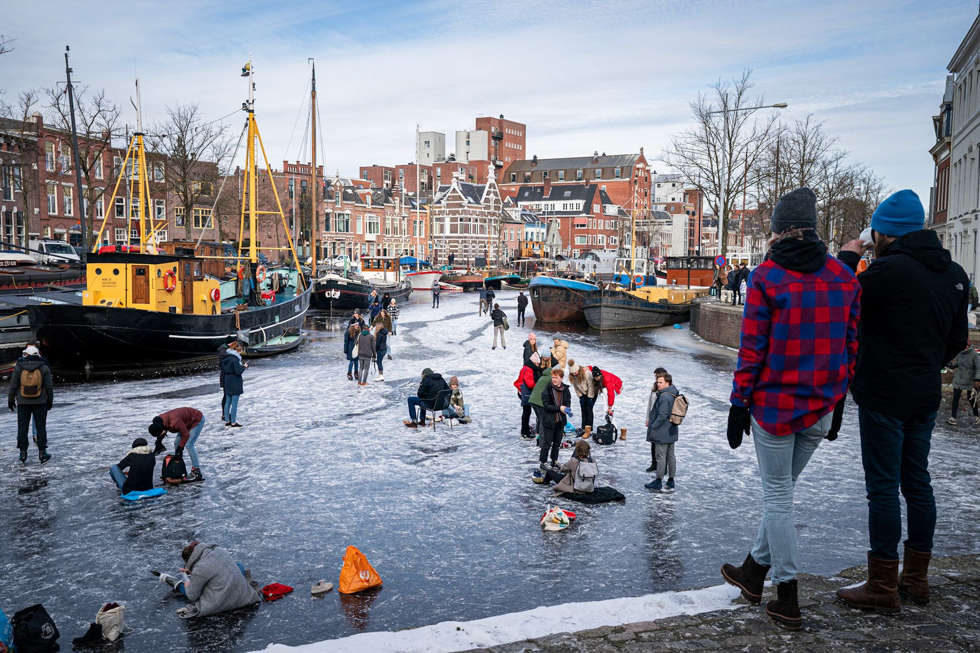 14-02-2021, Groningen: Vrije foto: Schaatsen op de diepenring in Groningen. Veel schaatsers gingen er vandaag op uit om te schaatsen in de binnenstad. Foto: JASPAR MOULIJN