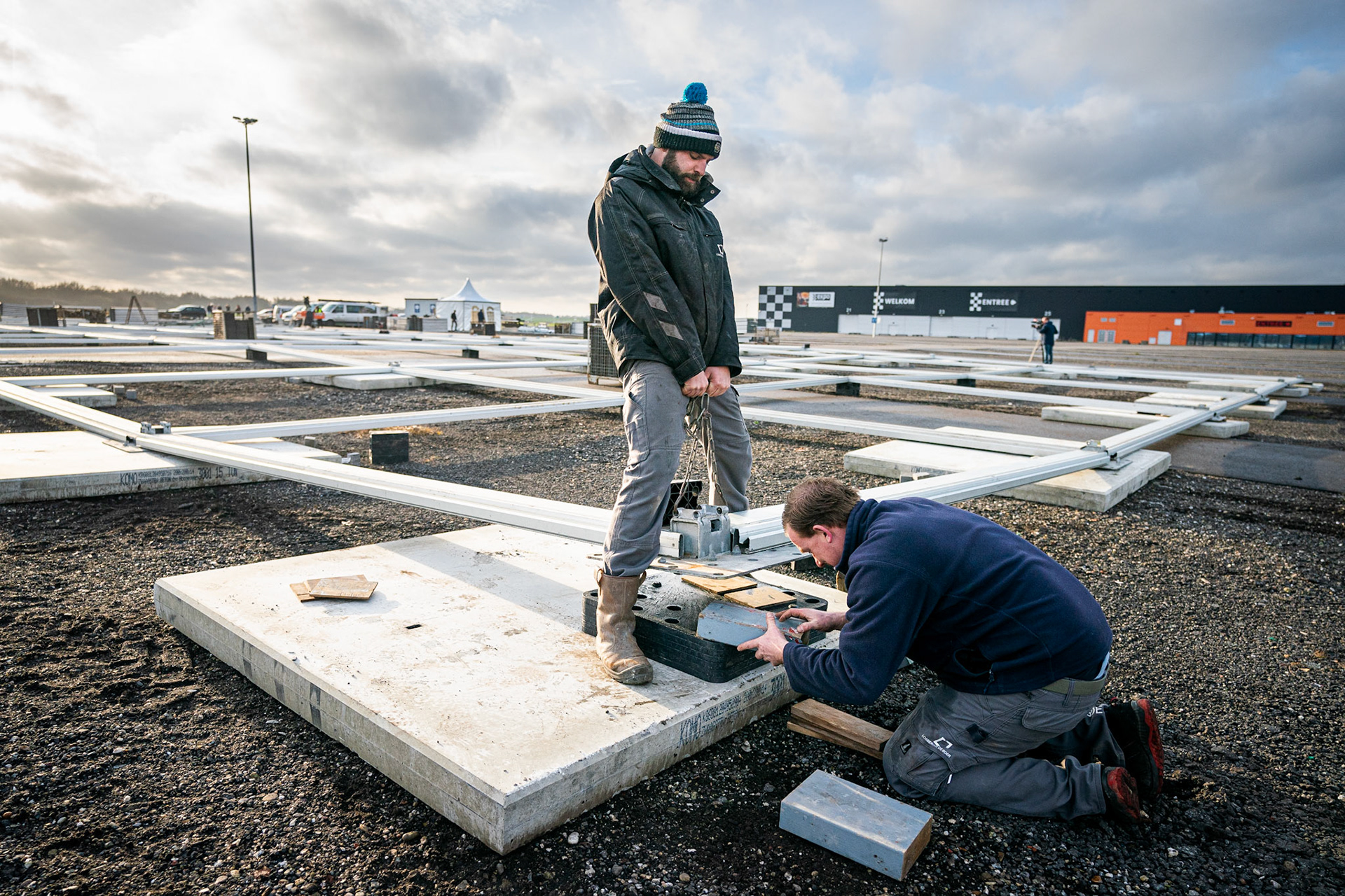 Assen: GGD is begonnen met het bouwen van een groot test en vaccinatie straat op de parkeerplaats van de TT-hal. JASPAR MOULIJN