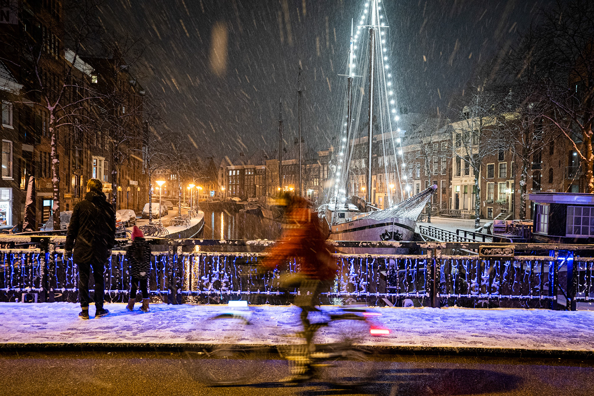 16-01-2021, Groningen: Eindelijk weer een keer sneeuw. Er kwamen zaterdagavond veel mensen naar buiten om in de sneeuw te spelen. Lage der A. Foto: JASPAR MOULIJN