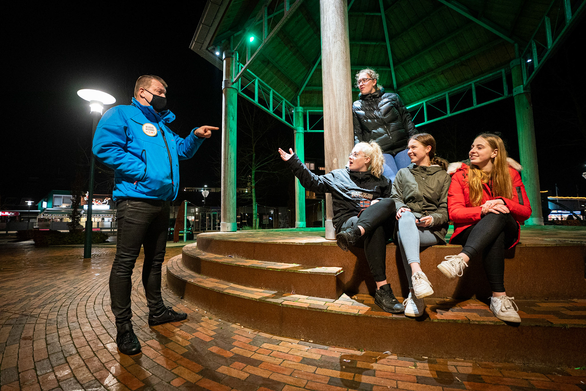 Roden: Jongerenwerker in coronatijd: hoe houd je de jeugd een beetje b(l)ij? Erik van der Heide op pad in Roden. JASPAR MOULIJN