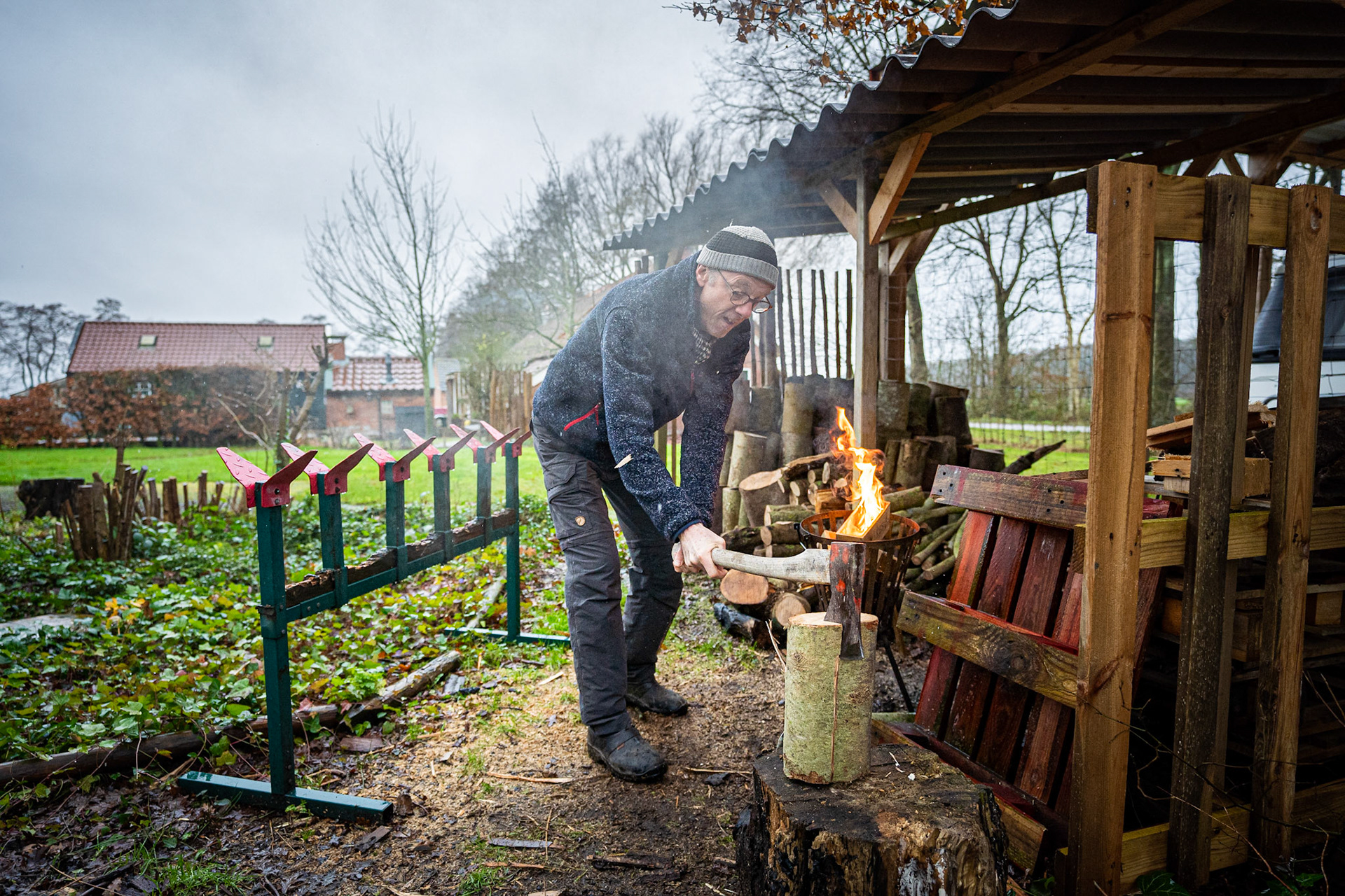 Peize: Daan Nijman stopt 31 december met de naar hem vernoemde boekhandel in Roden. Daan in zijn tuin waar hij nu veel aan het werk is. JASPAR MOULIJN