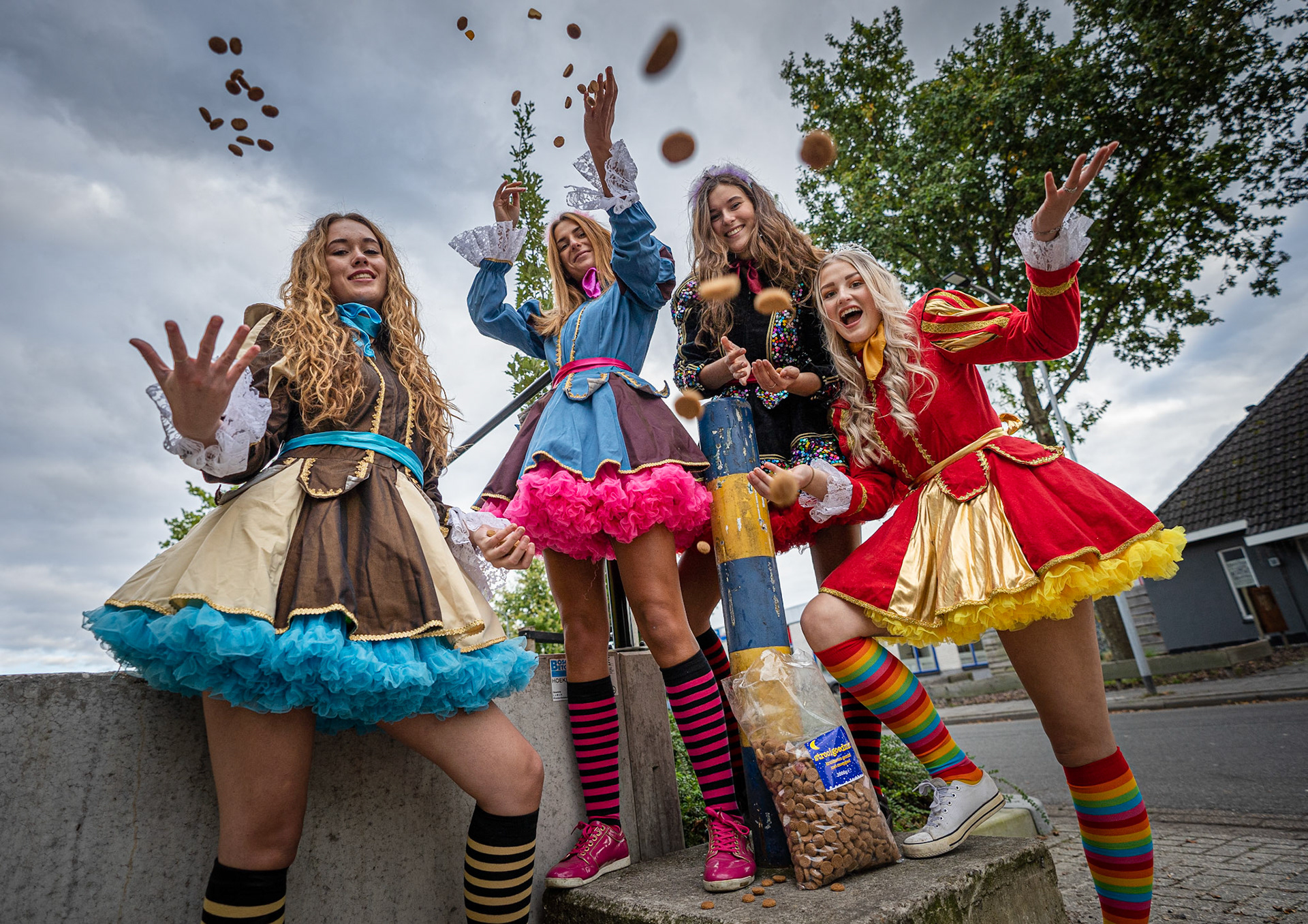 Leek: vrolijke pepernotenmeisjes die dansen en huppelen als 'hulpjes' van sinterklaas. Chantal, sophie, ilske en fleur. JASPAR MOULIJN