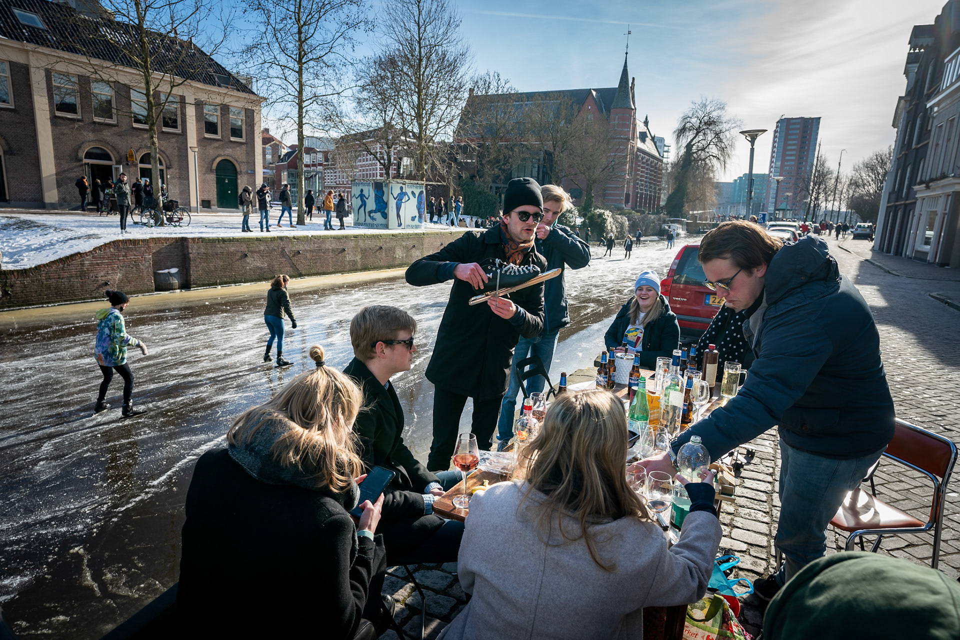 14-02-2021, Groningen: Vrije foto: Schaatsen op de diepenring in Groningen. Veel schaatsers gingen er vandaag op uit om te schaatsen in de binnenstad. Foto: JASPAR MOULIJN