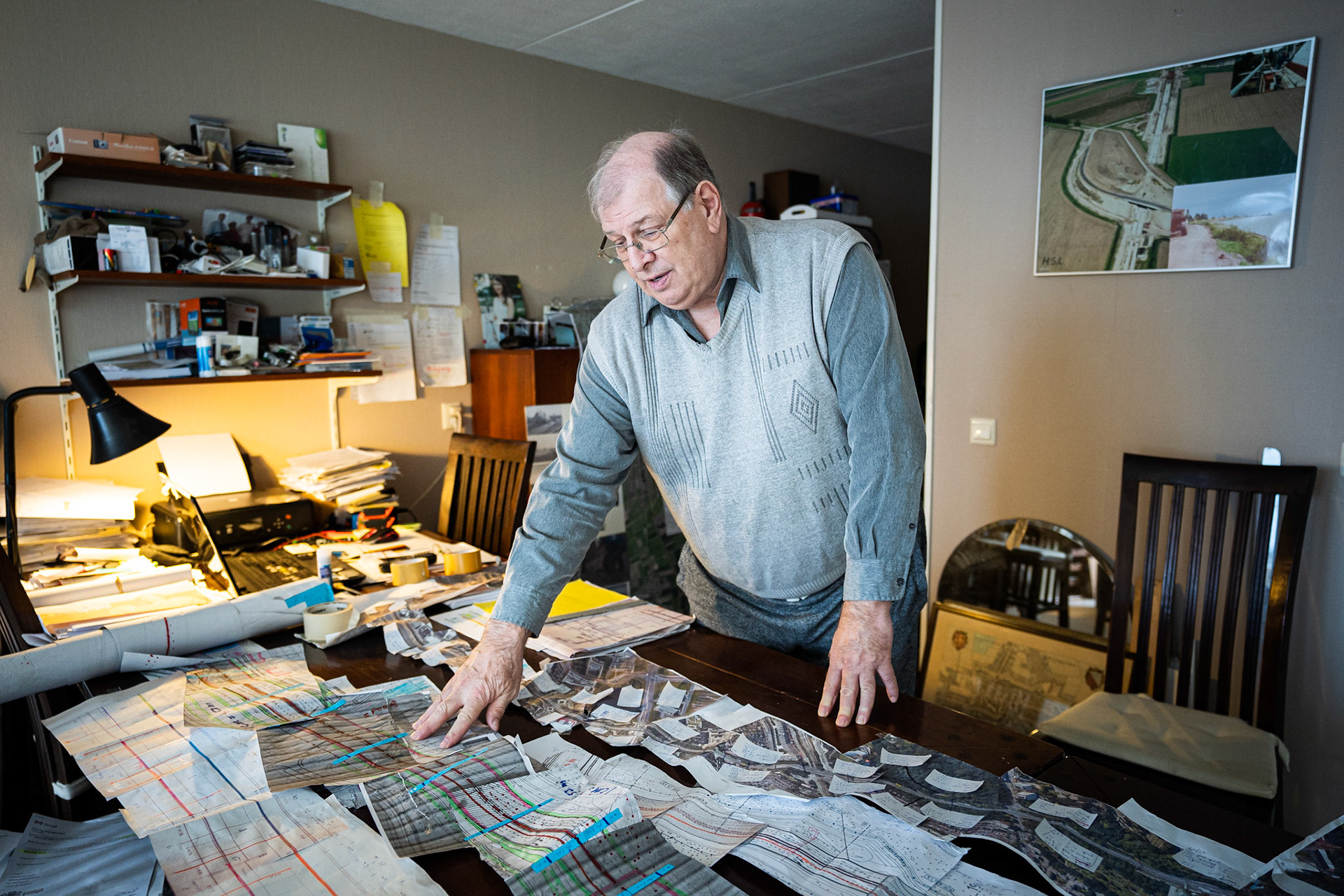 Oude Pekela: Piet Muijzert, luis in de pels van de Zuidelijke Ringweg. Piet met documenten en tekeningen van de ring. JASPAR MOULIJN