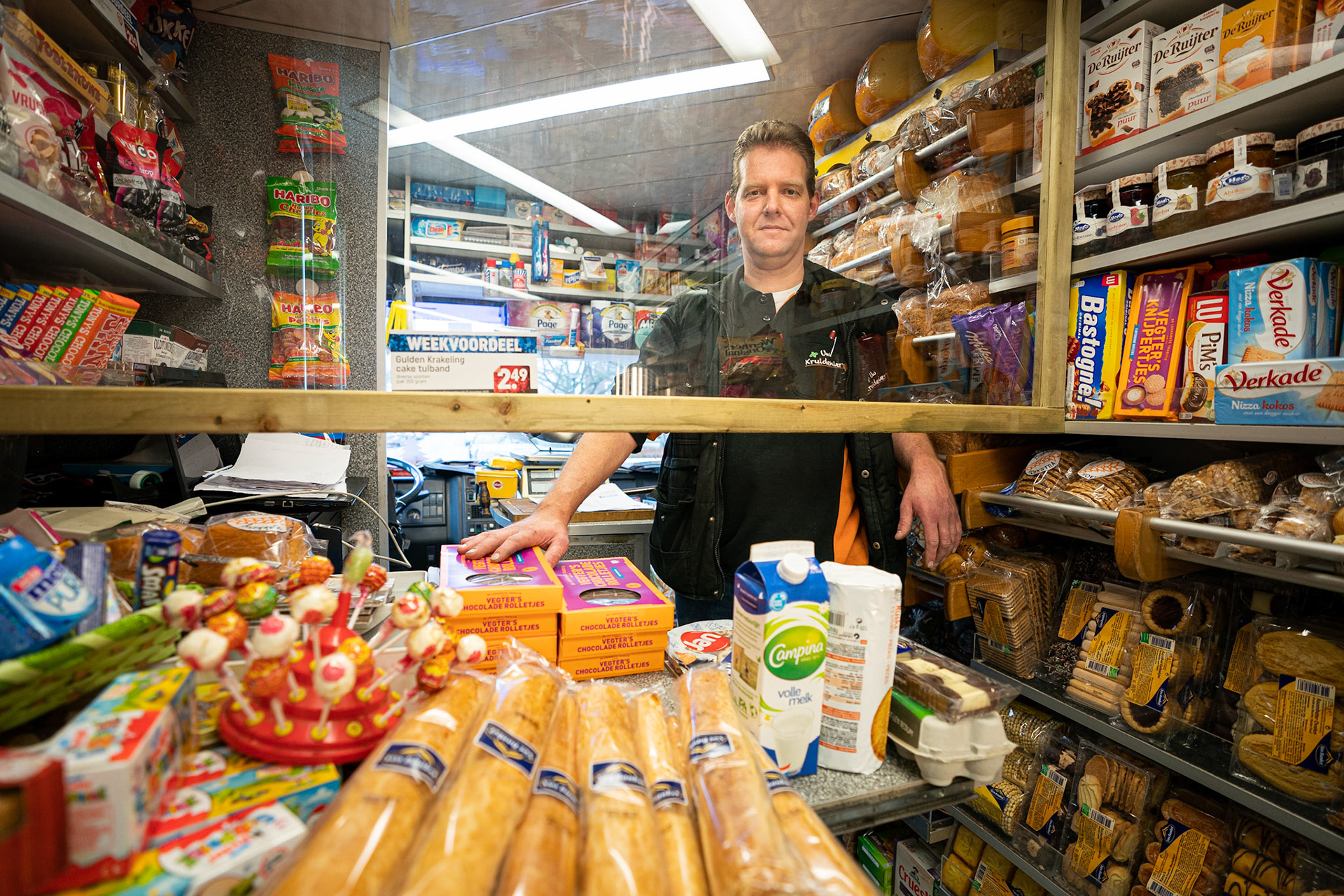 Haren: SRV man Richard van de Maar, hij rijdt vandaag in HAREN . Hij krijgt een lijstje van mensen en bezorgd ze tot aan de deur. JASPAR MOULIJN