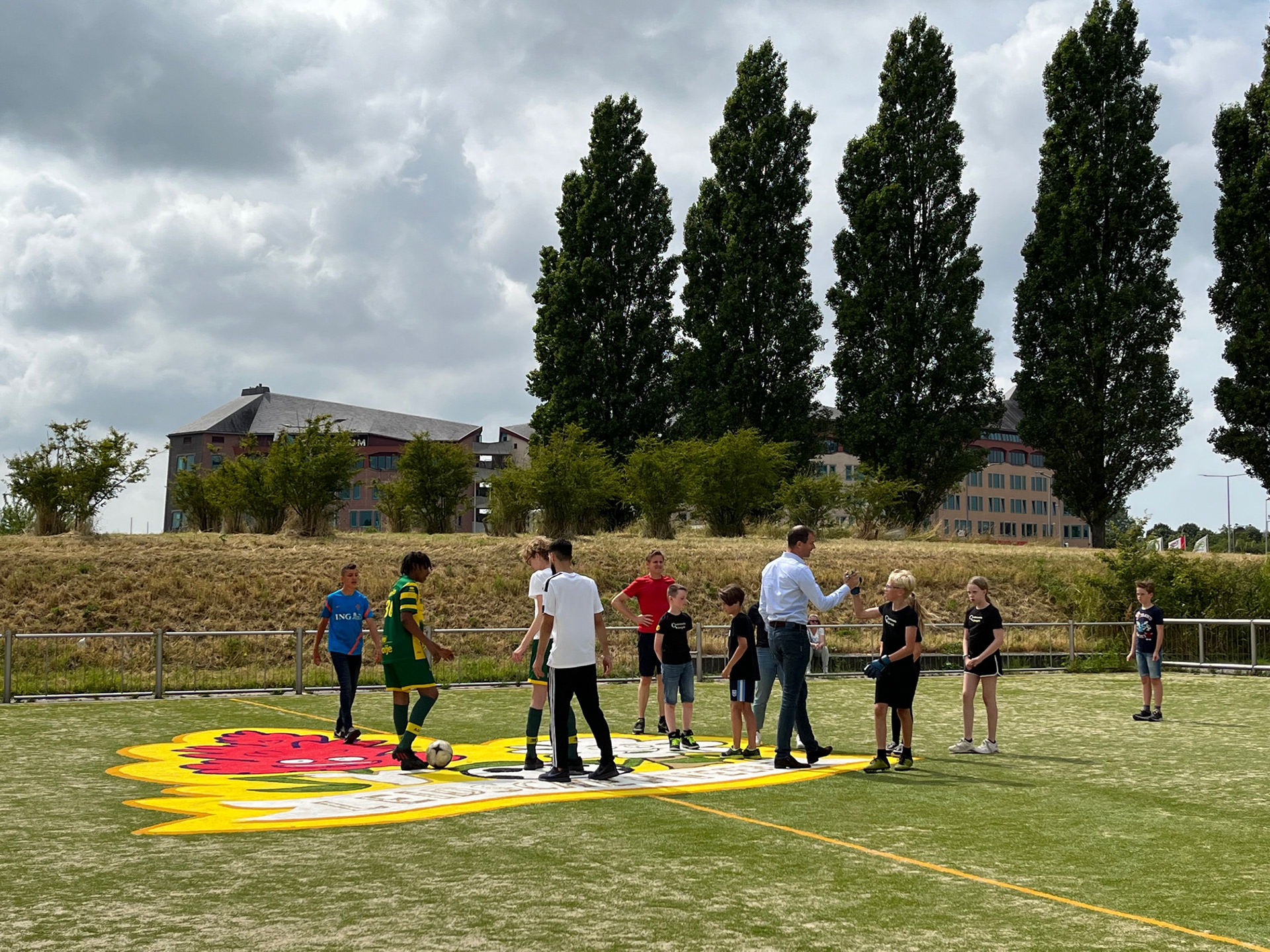 Haagse sportwethouder Hilbert Bredemeijer deed volledig mee in de openingswedstrijd tussen buurtkids, OnderzoeksBengels en ADO G-Team!