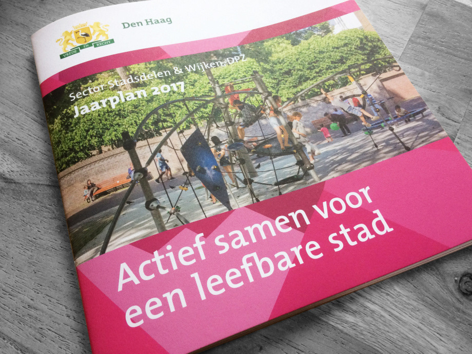 Omslag: 21 x 21 cm, 36 pagina's tellende brochure