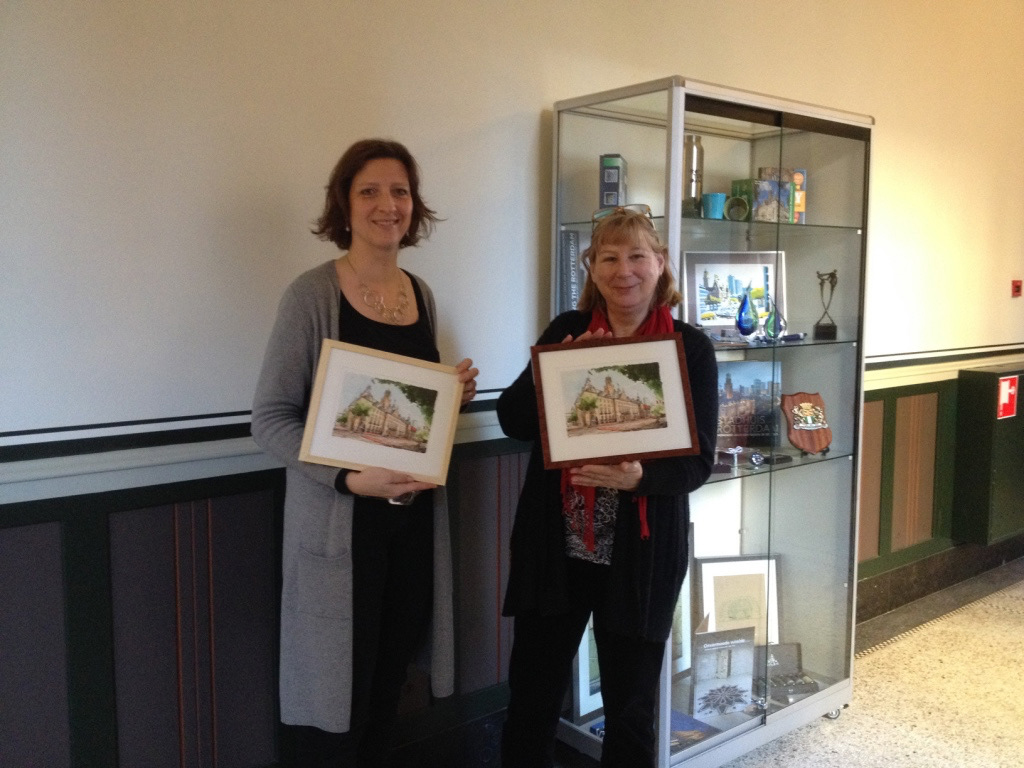 Aukje (rechts, relatiegeschenken) en Heleen (links, kunstbeheerder) van Externe Betrekkingen en Kabinet, Gemeente Rotterdam.