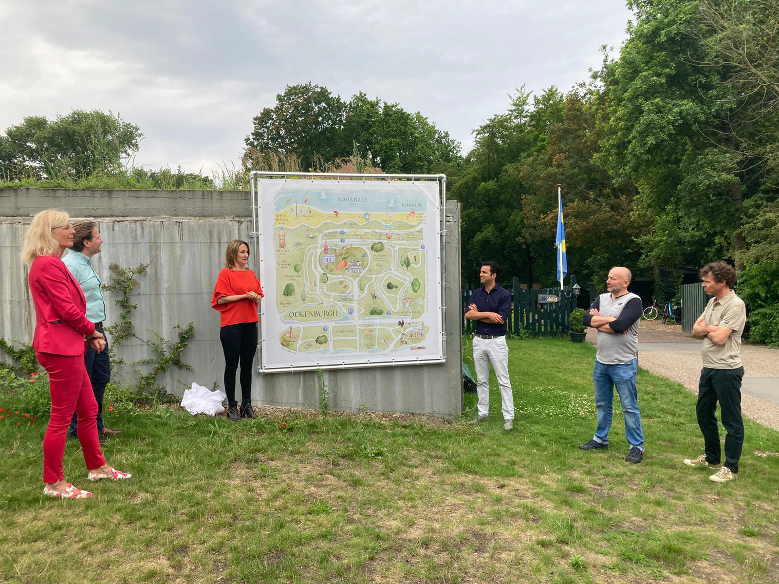 Onthulling van de Landgoedkaart door Eventmanager en aanjager van de kaart Nina van Alphen, stadsdeeldirecteur Mustapha el Boumeshouli, horecaondernemer Raymond Talsma en stichtingsvoorzitter Karin Zwinkels.