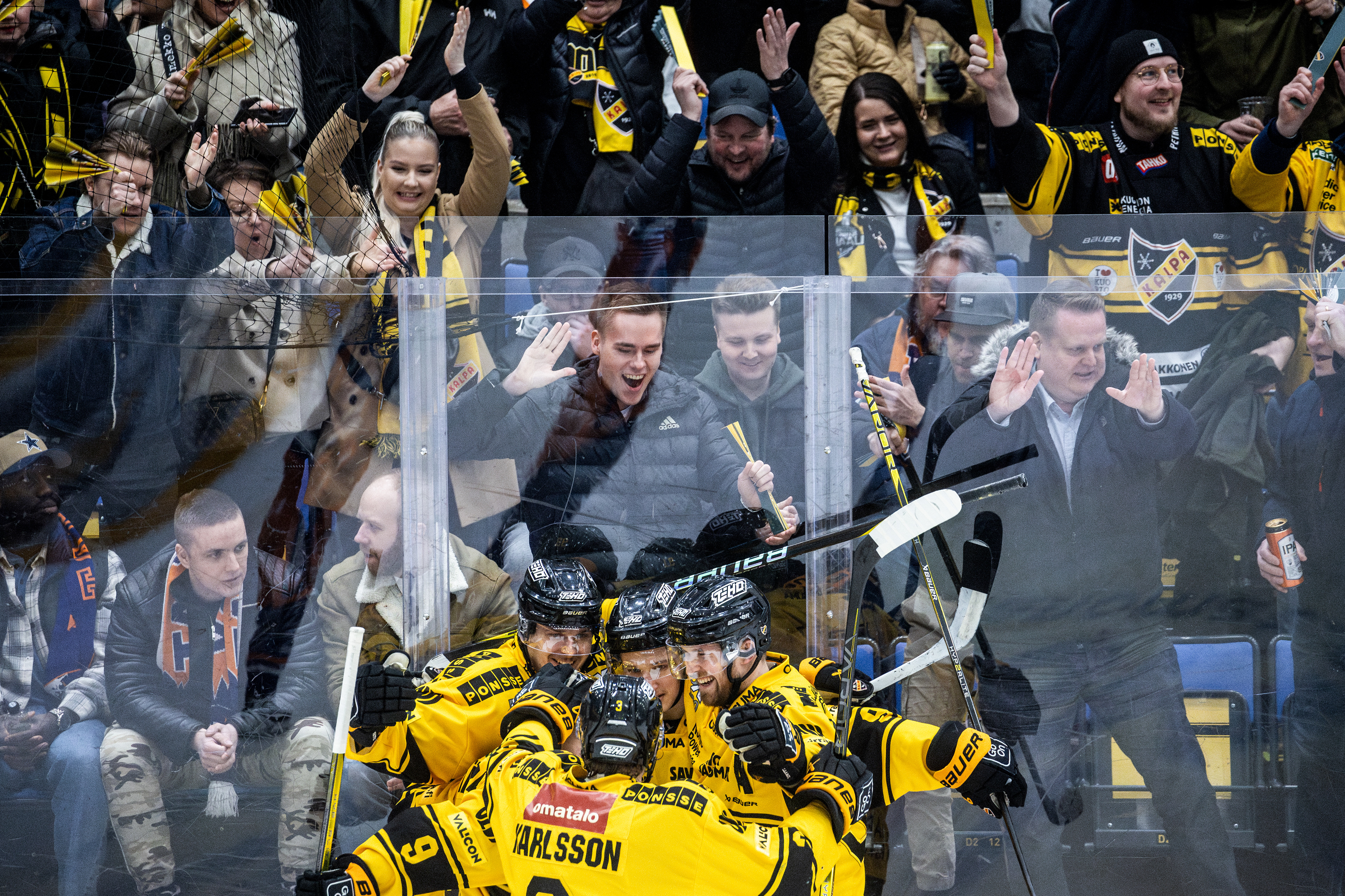 KalPa juhlii Oliver Kapasen maalia Tapparaa vastaan. (Savon Sanomat, 2024)