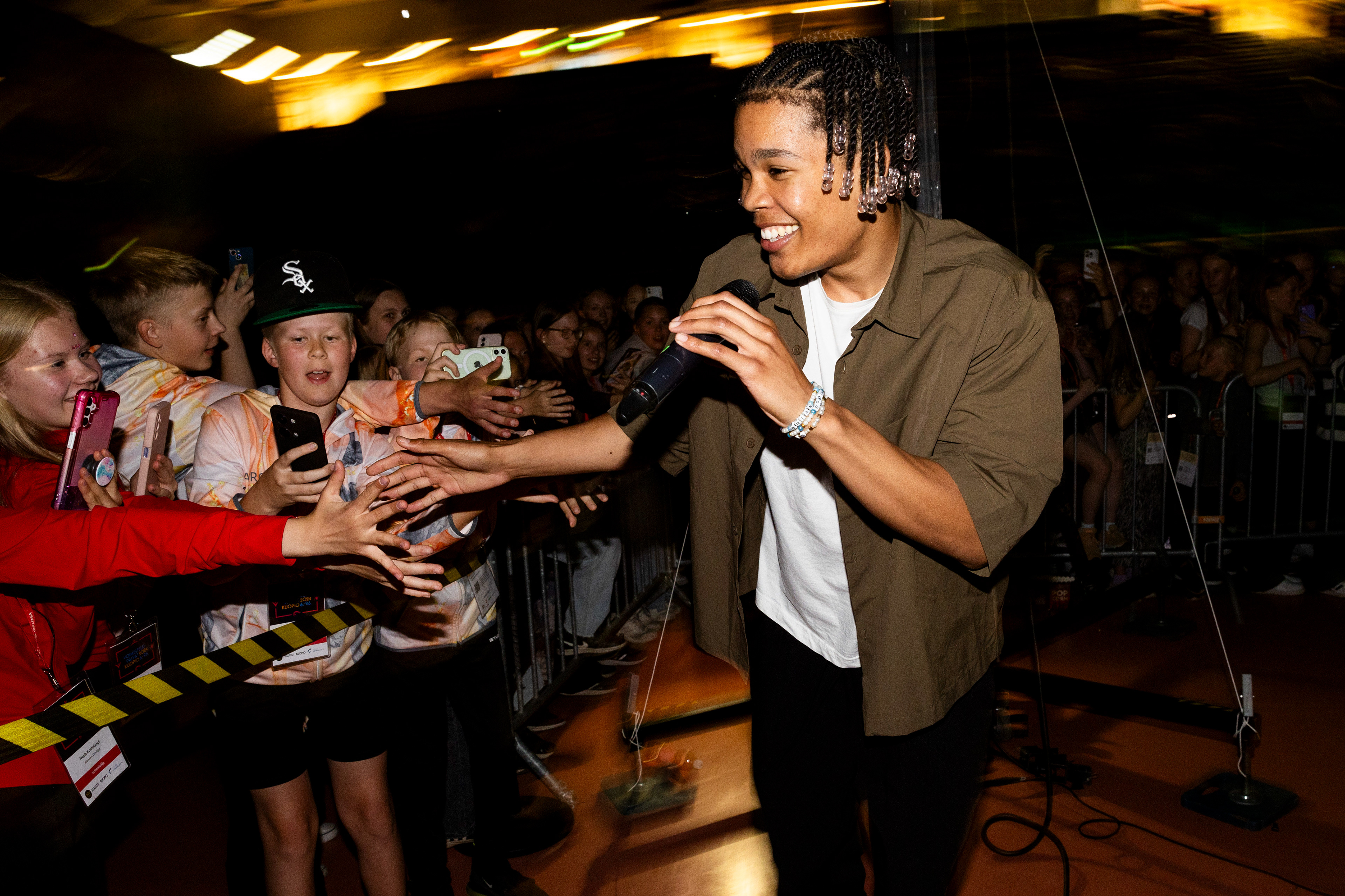 Robin Sene villitsi yleisöä Voimistelupäivien avajaisissa. (Savon Sanomat, 2024)