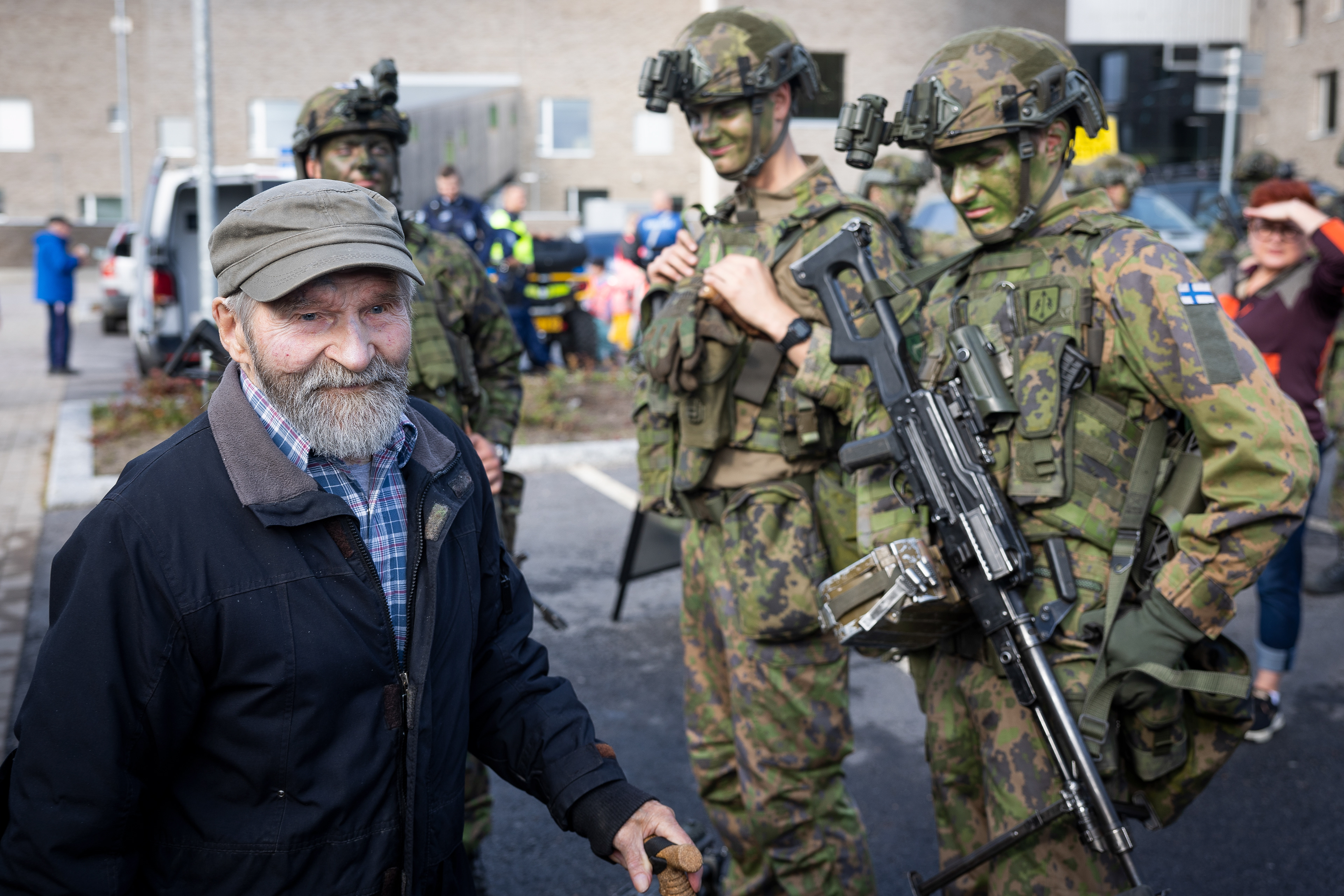 99-vuotias sotaveteraani Hannes Tuovinen Suomen puolustusvoimien järjestämässä kalustonäyttelyssä Kajaanissa. (Kainuun Sanomat,  2023)