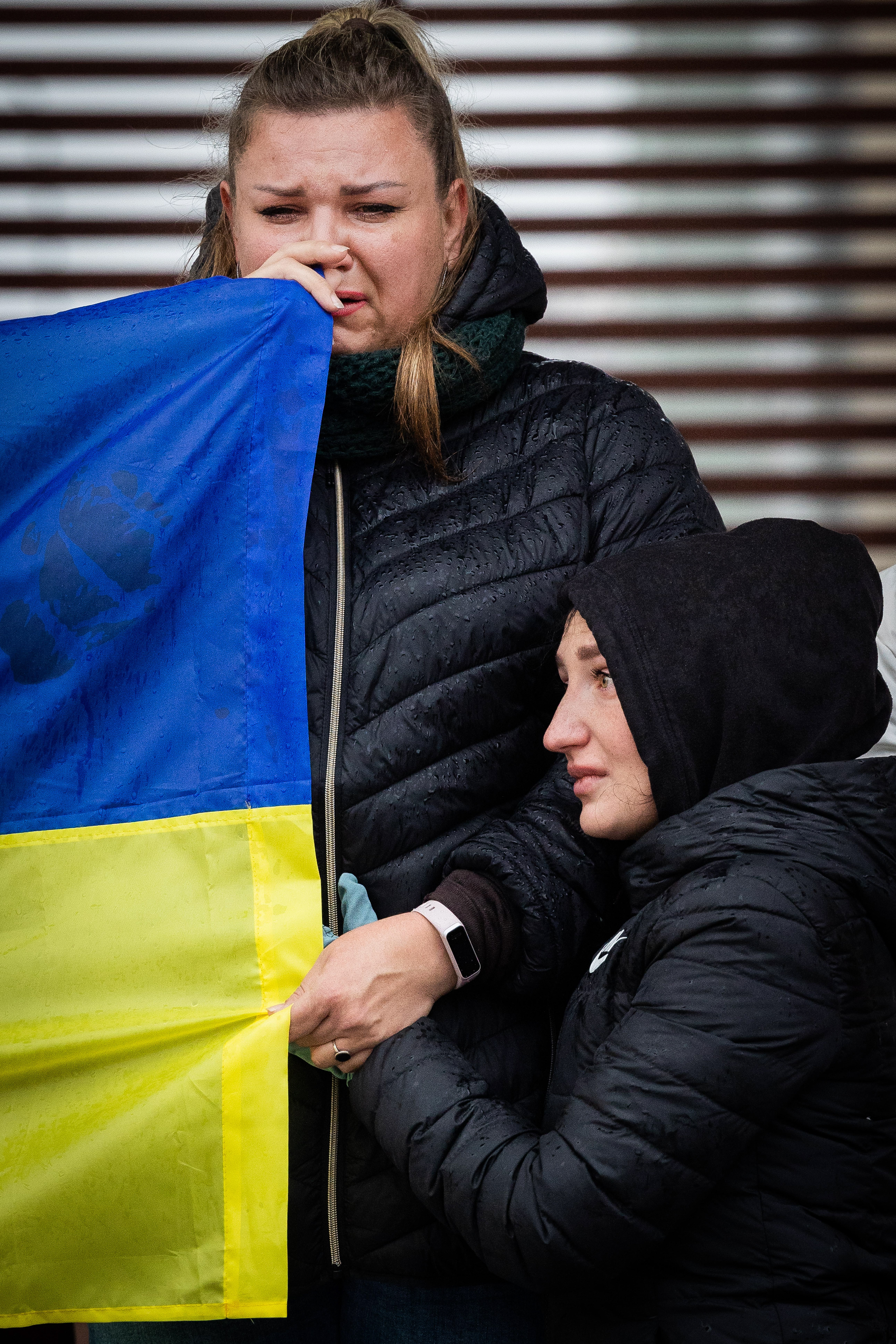 Yulii Dehtiarova (vas.) ja Olga Malabrodskaja osallistuivat Kajaanissa ukrainalaisnaisten järjestämään sodanvastaiseen mielenosoitukseen. "Venäläiset tappoivat äitini, terroristit tappoivat äitini kesäkuussa. Siitä kahden viikon kuluttua venäläiset myös tuhosivat taloni", Dehtiarova sanoo. (Kainuun Sanomat, 2022)