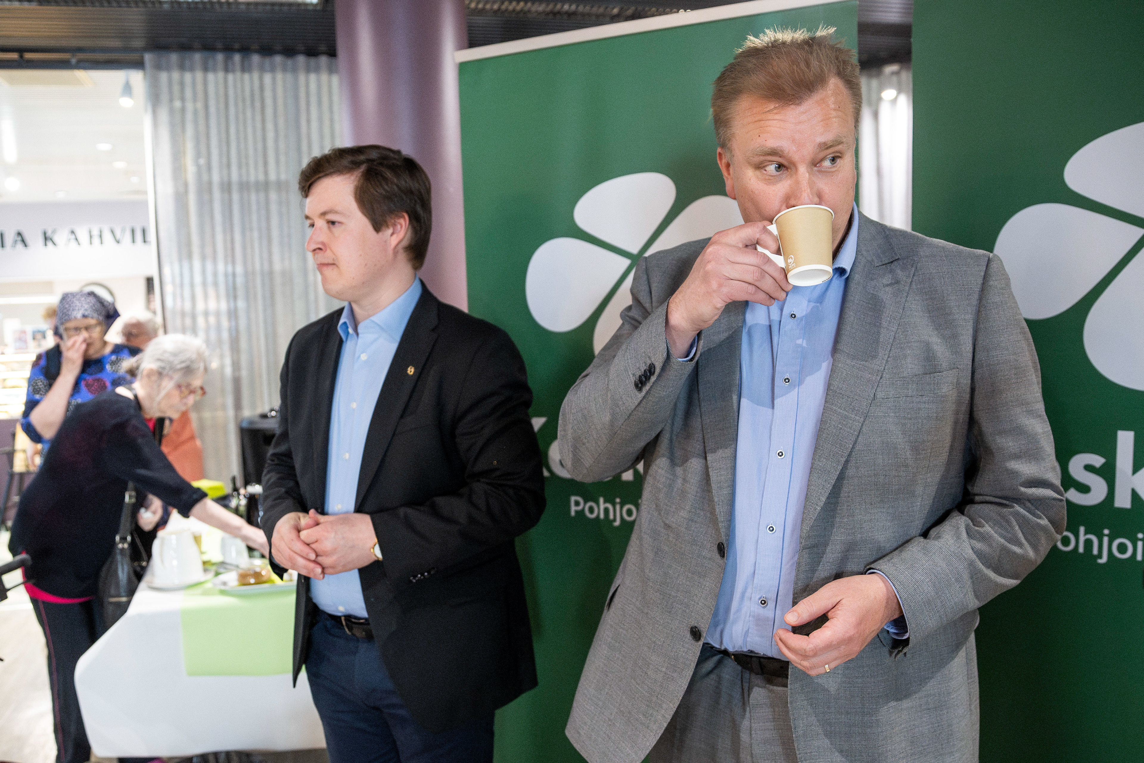 Keskustan puheenjohtajaehdokkaat Antti Kaikkonen (oik.) ja Tuomas Kettunen vierailulla Kuopiossa. (Savon Sanomat, 2024)