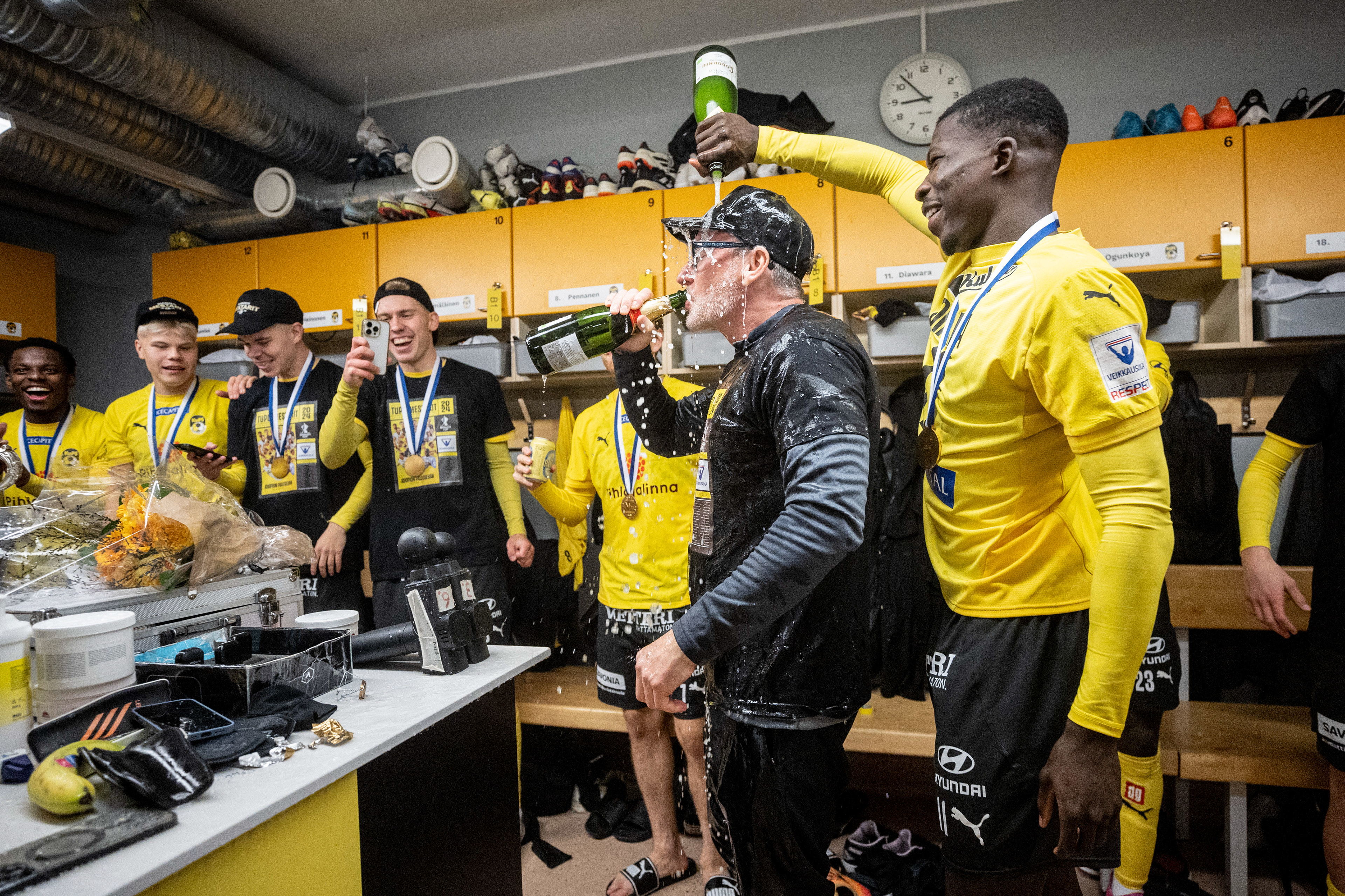 Sixten Boström sai samppanjakasteen KuPSin mestaruusjuhlissa pukuhuoneessa. (Savon Sanomat, 2024)