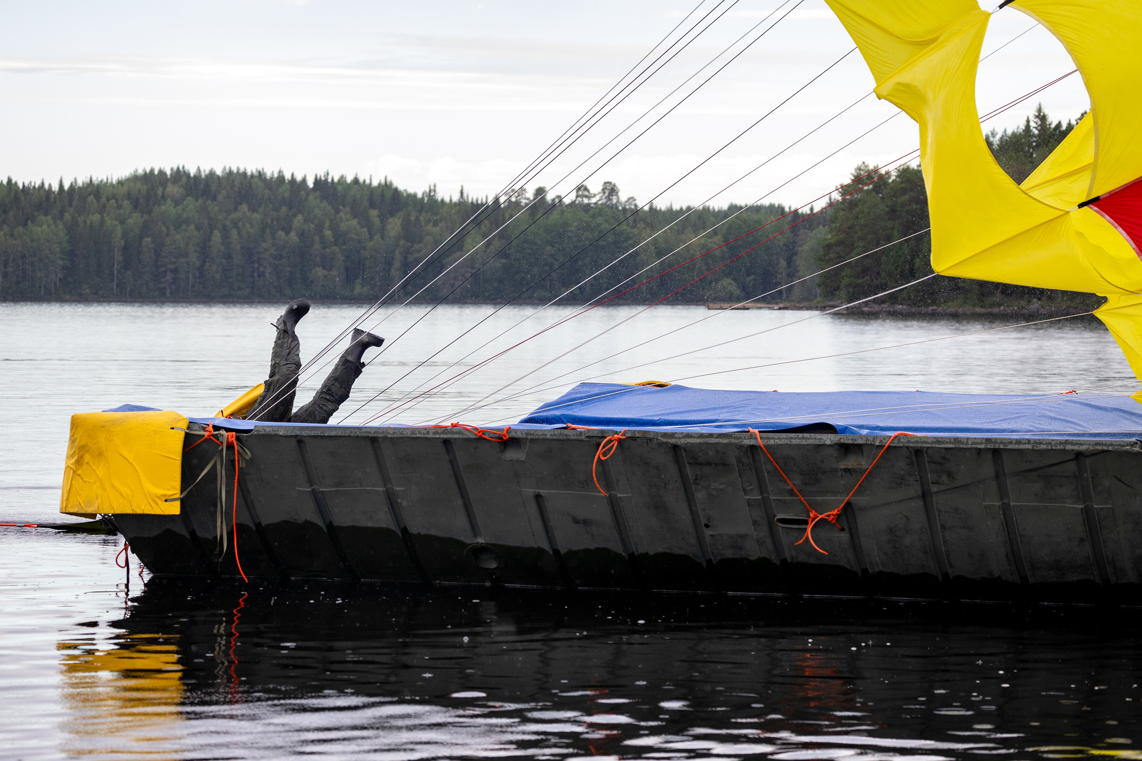 Ilmavoimat harjoitteli Kajaanin Rehjansaaressa vedestä pelastautumista heittoistuinhypyn jälkeen. Ensin hornet-lentäjät hinattiin köyden avulla yksi kerrallaan laiturilta varjolla ilmaan ja sen jälkeen he hyppäsivät kaikissa varusteissaan järveen. Tuuleton sää tosin tuotti myös vaikeuksia ilmaan pääsyn suhteen, ja eräs lentäjä ei päässyt varjollaan nousemaan ilmaan vaan pulahti Nuasjärveen. (Kainuun Sanomat, 2023)