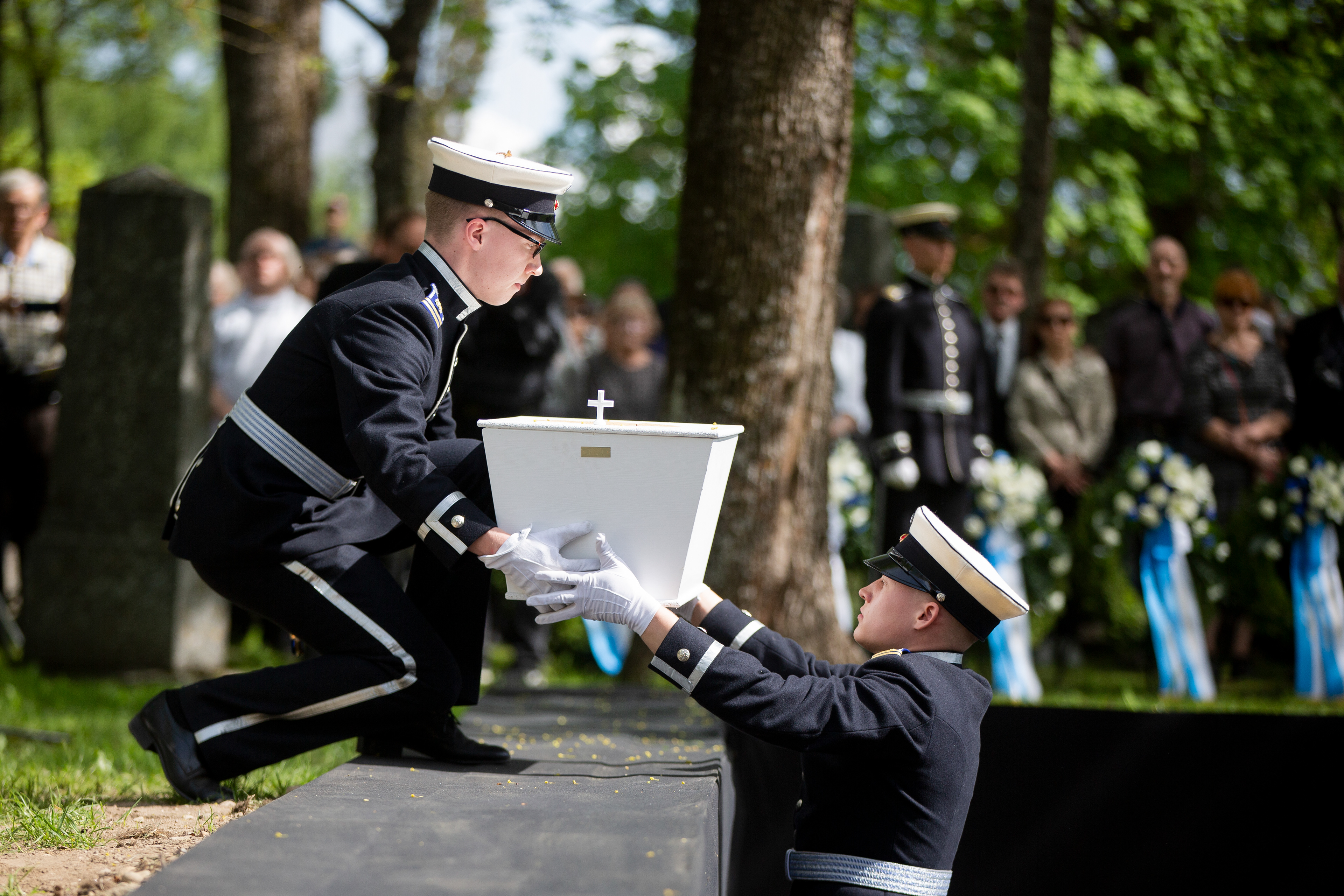 Maasotakoulun kadetit laskivat tunnistamattomien sotavainajien arkut hautaan kaatuneitten muistopäivänä. (Ruotuväki, 2019) 
