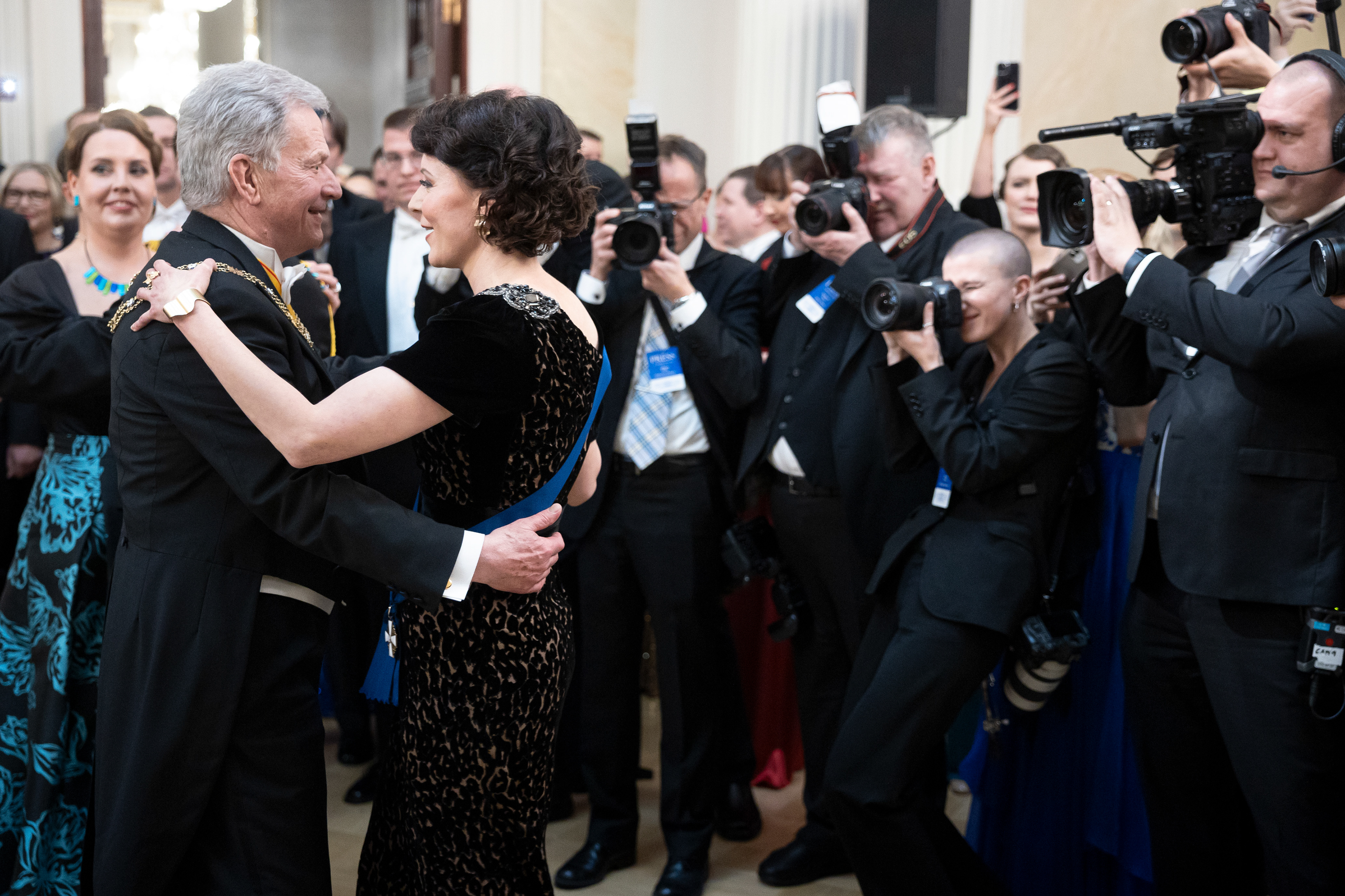 Presidentti Sauli Niinistö ja rouva Jenni Haukio viimeisessä valssissaan presidenttiparina. (Kainuun Sanomat, 2023)