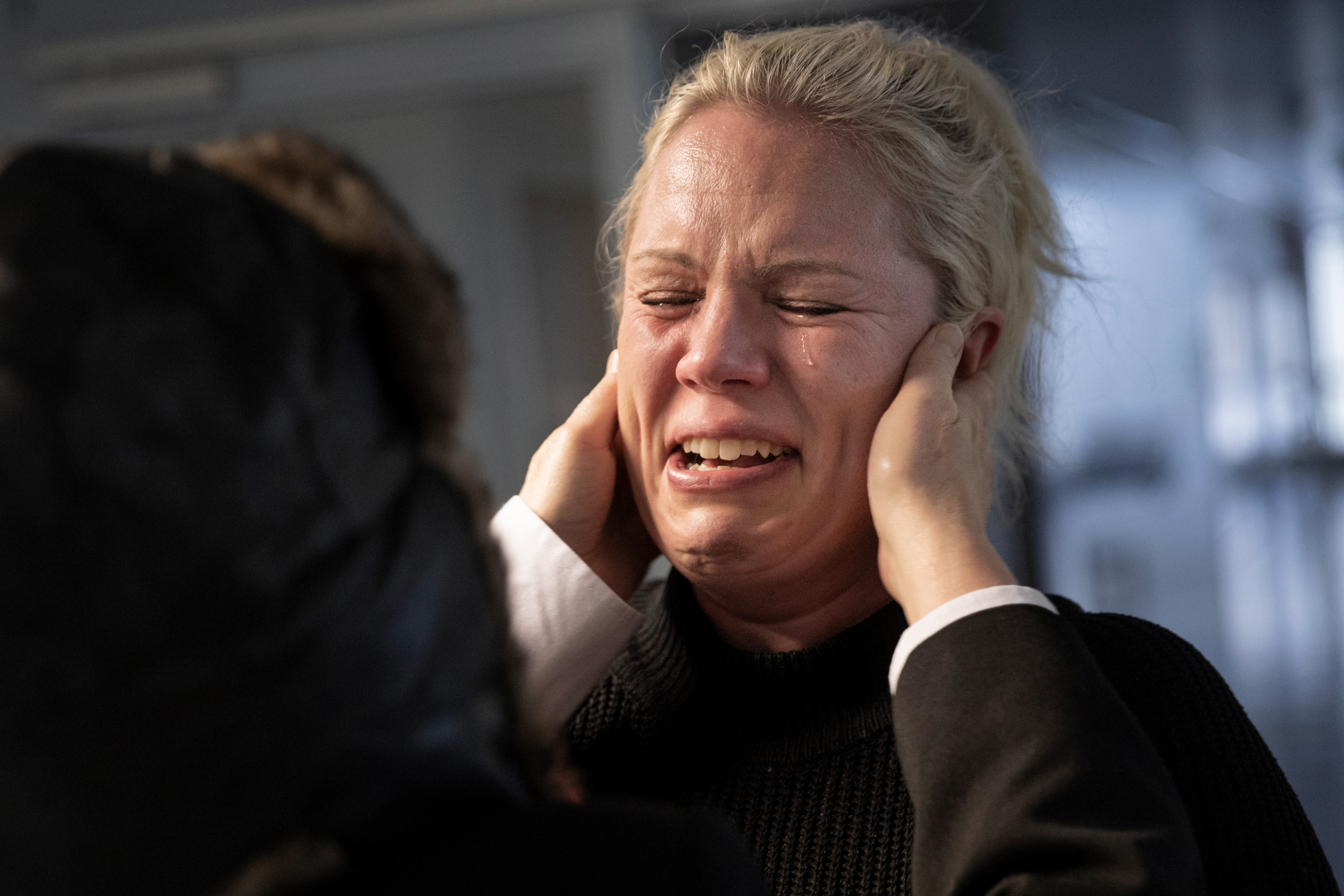 Karttulan terveysaseman vuodeosasto lakkautettiin. Terveysasemalla työskentelevä fysioterapeutti Tiina Parttimaa (oik.) herkistyi vuodeosaston päättäjäispäivänä kohdatessaan ystävänsä Sirpa Puurusen, joka työskenteli hänen kanssaan terveyasemalla aiemmin. (Savon Sanomat, 2025)