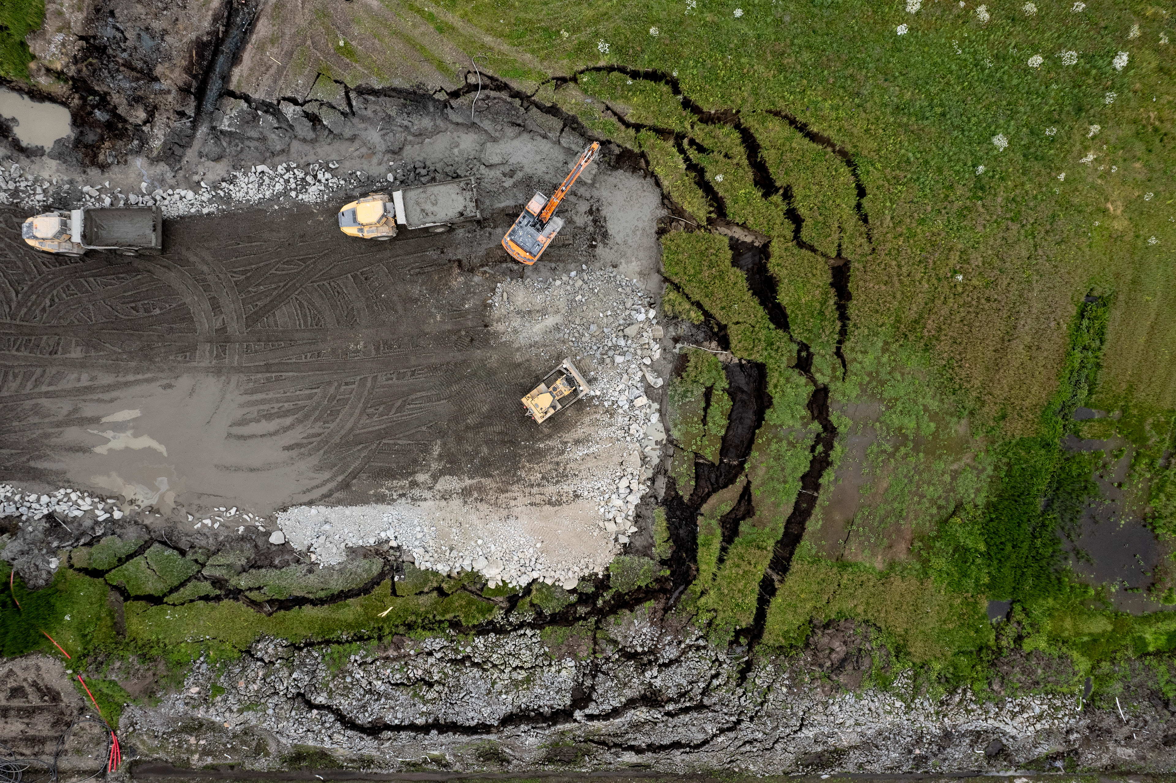 Valtatie 9:n uutta pohjaa rakennetaan keskelle peltoa Siilinjärvellä. (Savon Sanomat, 2024)