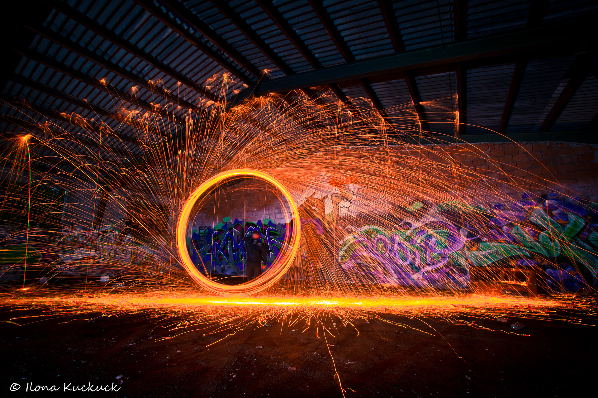 Feuerkreise vor großem Grafiti