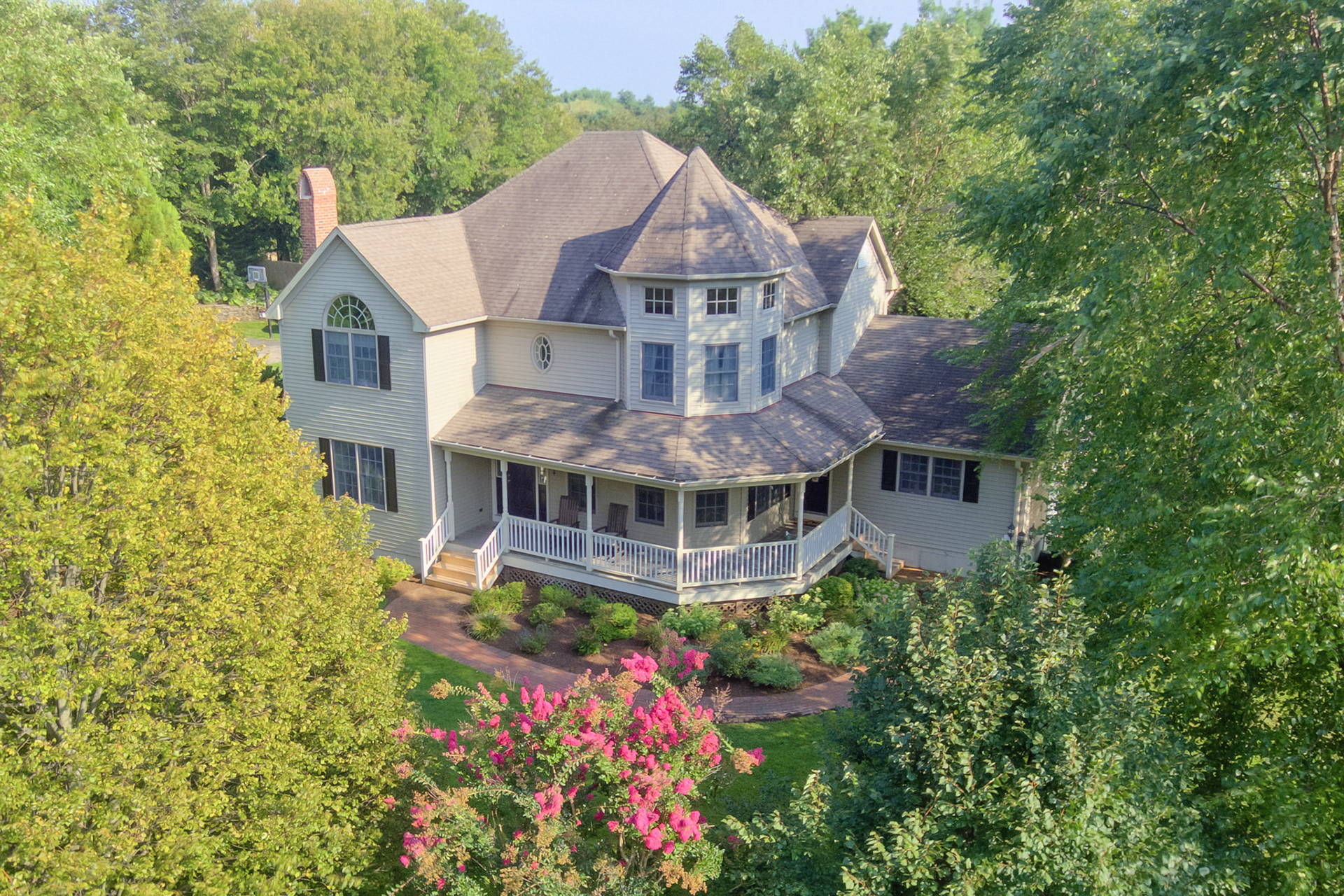 Aerial Drone Imaging of home on cue-de-sac on Long Island