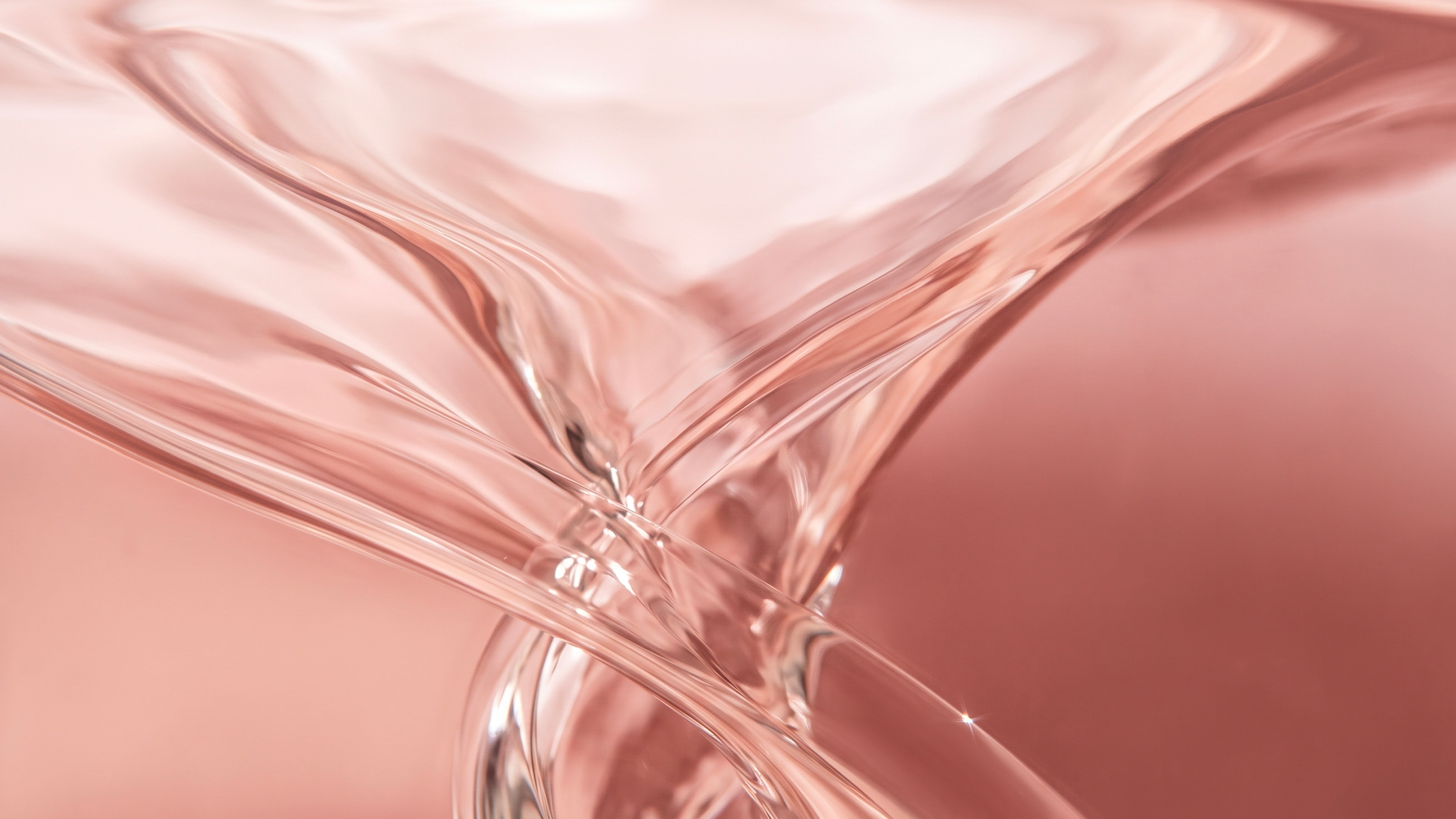 Macro d'un jus rose transparent en torsion évoquant le parfum Rose Kabuki, courbes liquides cristallines
