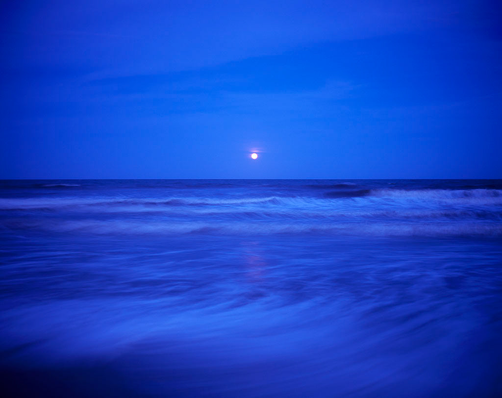 Emily J. Gómez, Full Moon, South Cut Beach, 2017