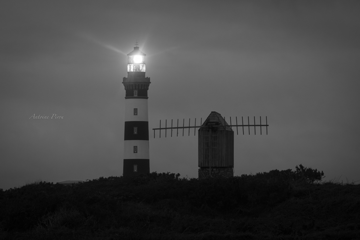 Créac'h by night