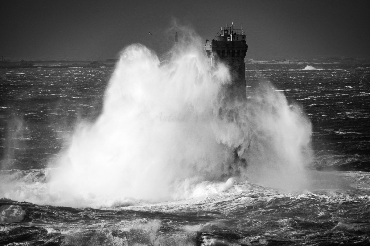 Tempête à la pointe du raz et son phare de la vieille(25m)