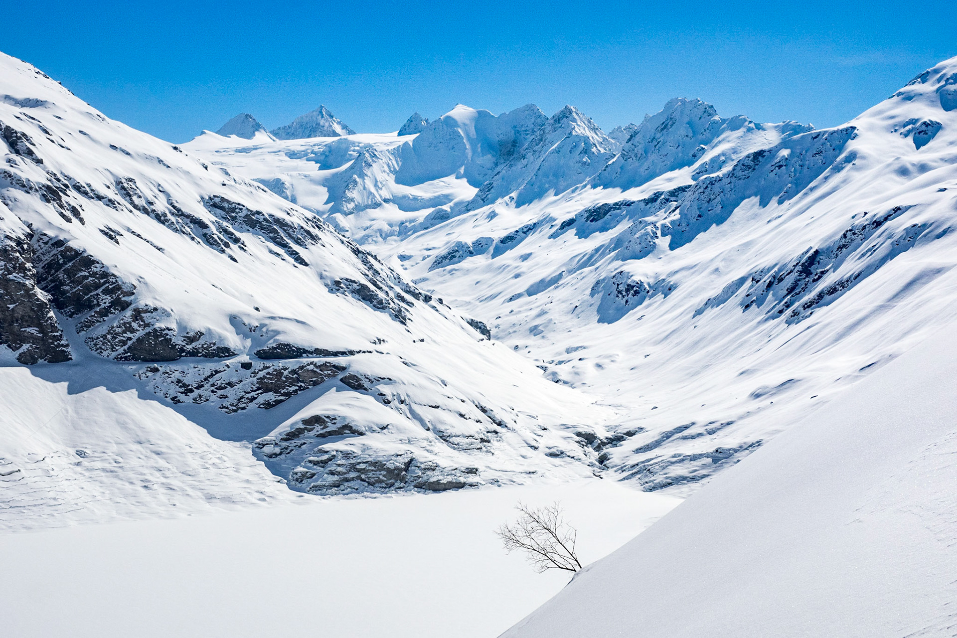 De gauche à droite, Grand Cornier, Dent Blanche