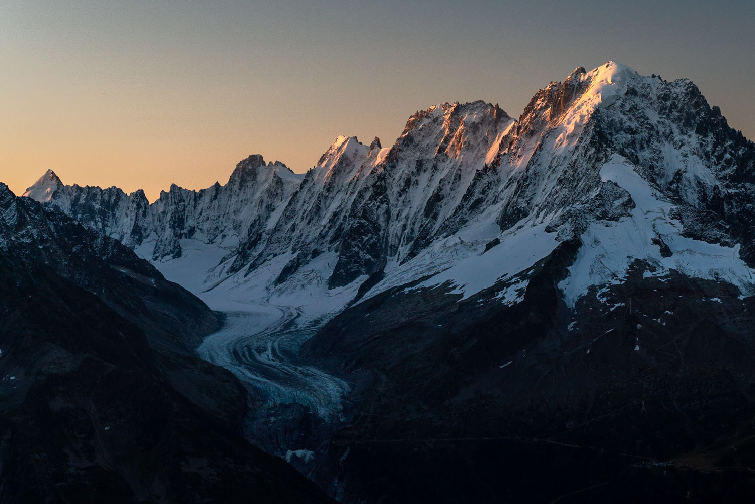 Levé de soleil sur l'Aiguille Verte et le glacier d'Argentière