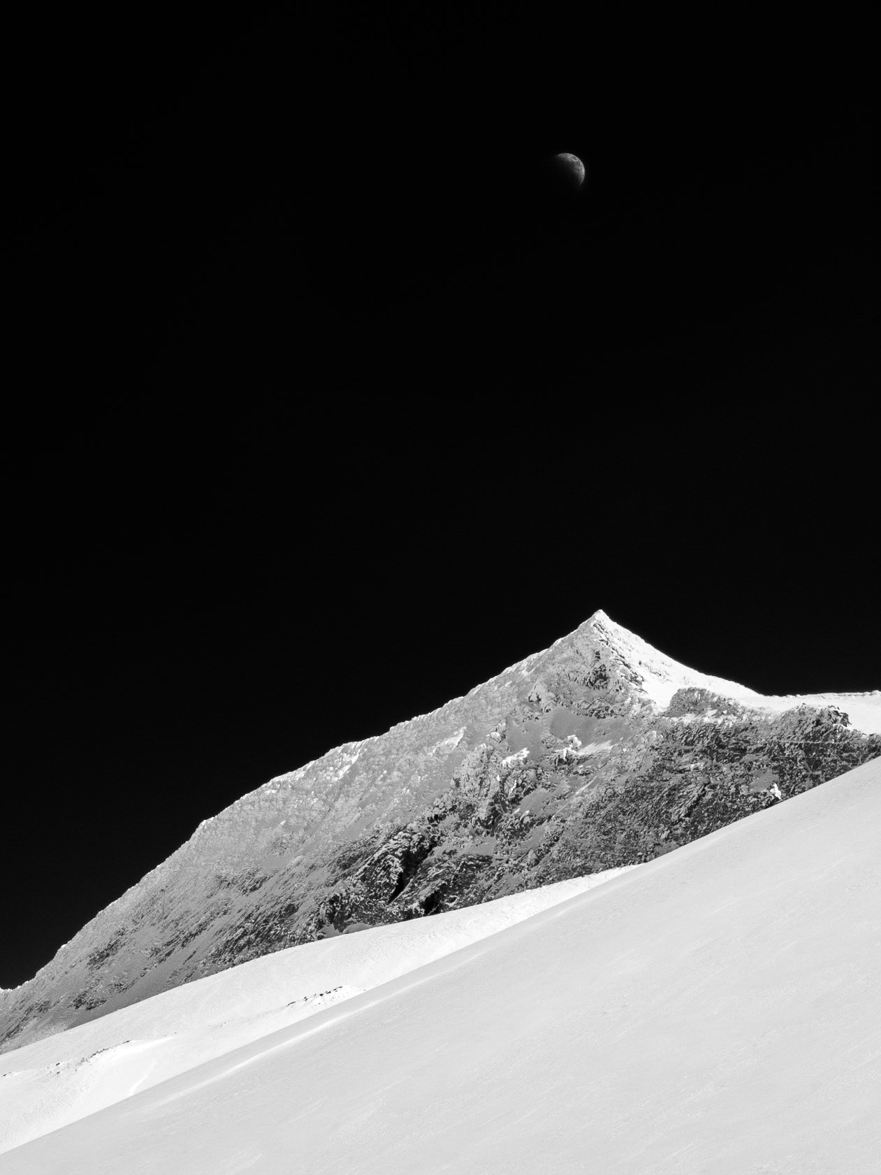 Moon rise over the Peak