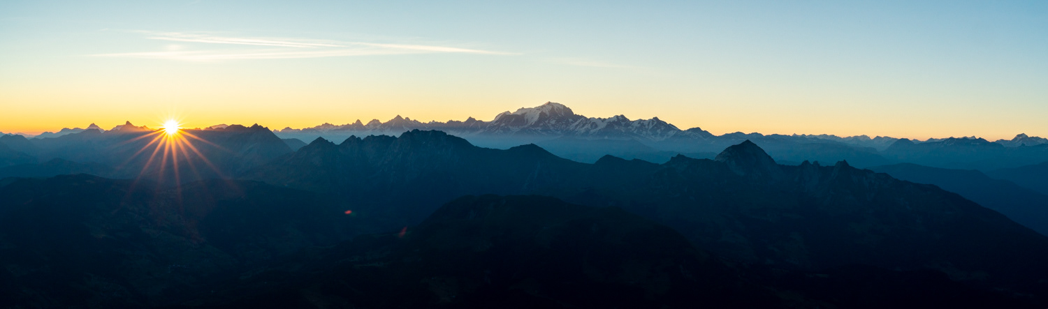 Panorama - Levé de soleil sur le Mont Blanc depuis la Tournette