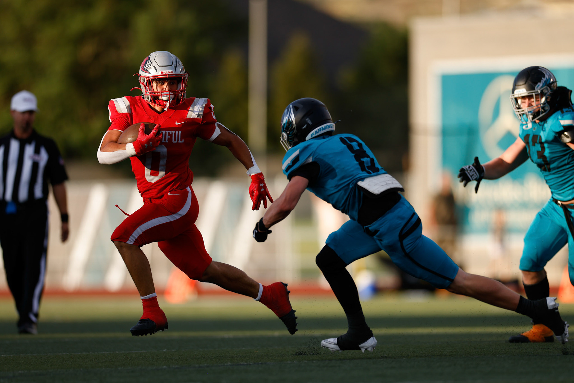 Bountiful RB Siaki Fekitoa (0) evades Farmington LB Grant Preston (8) while Farmington leads 3-0 in the first quarter.