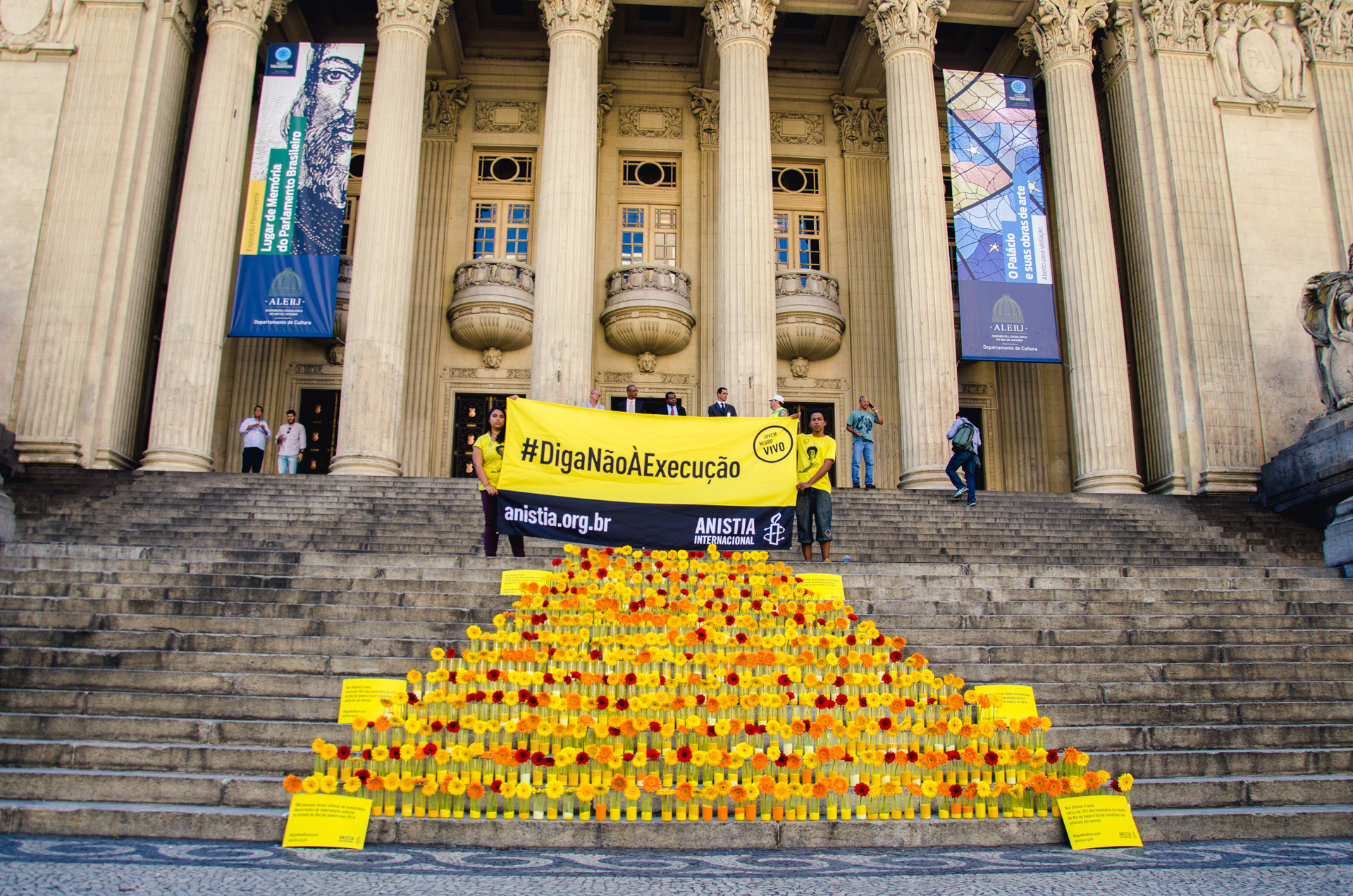 Amnesty International activists hold sign saying 'Say No To Execution' in front of Rio's State Legislative Chamber - Aug 2015