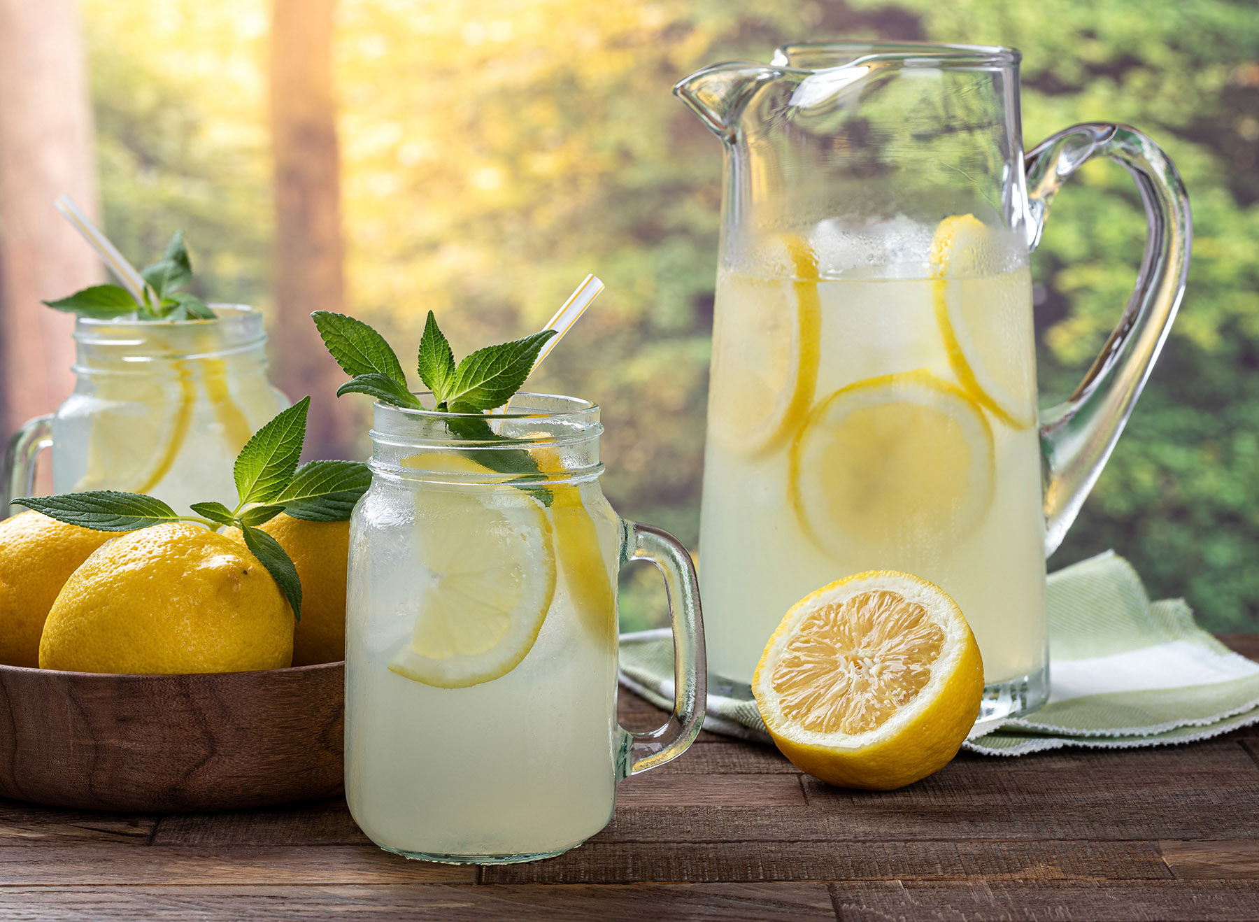 Lemonade with lemon slices and mint