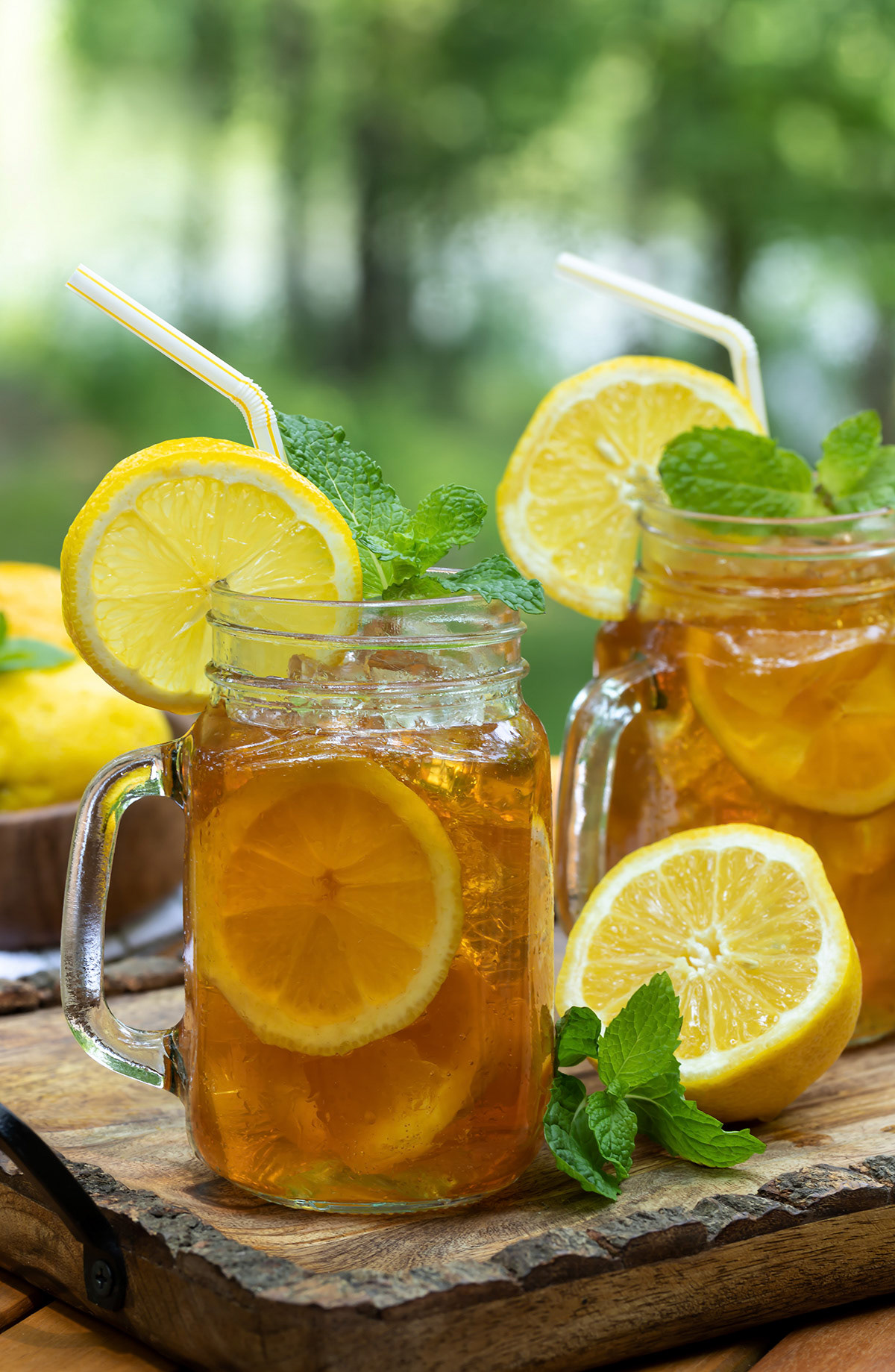Ice tea with lemon slices and mint