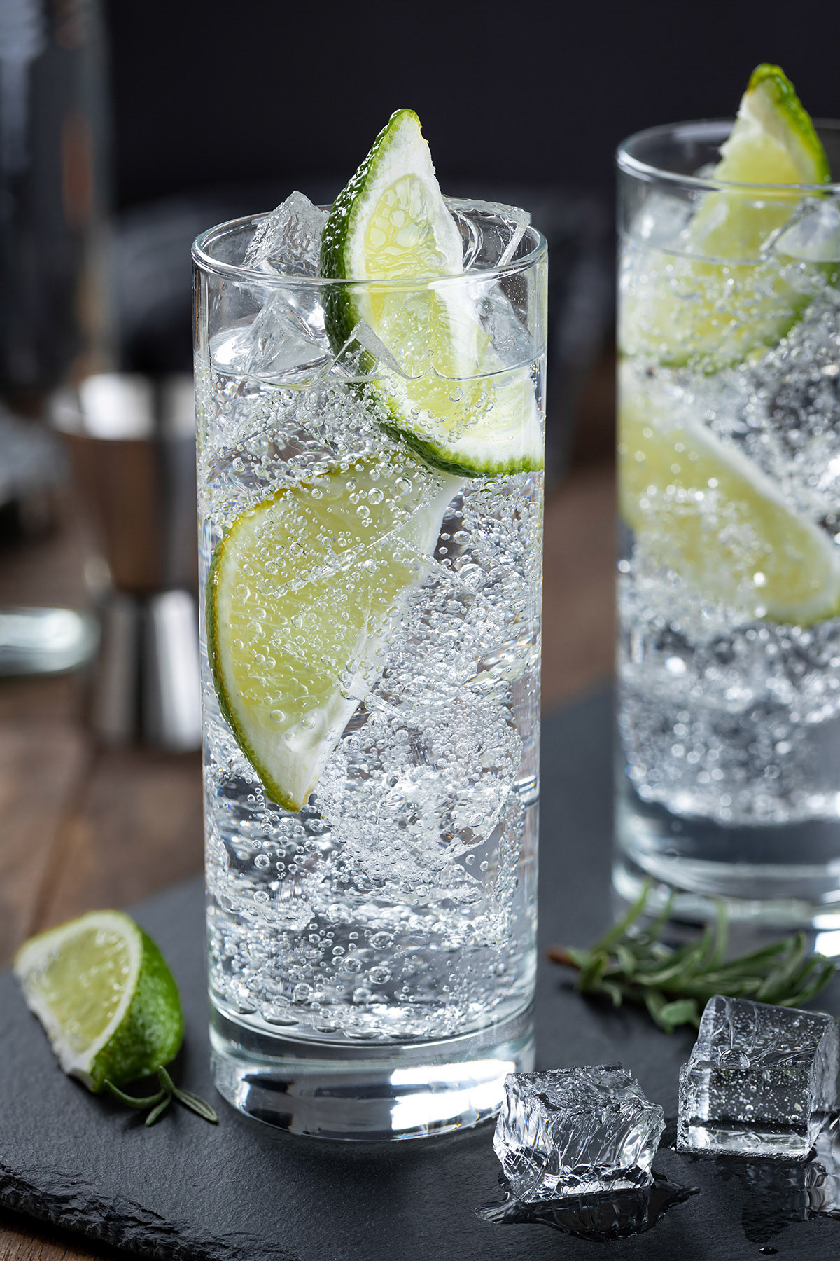Gin and tonic with lime slices,